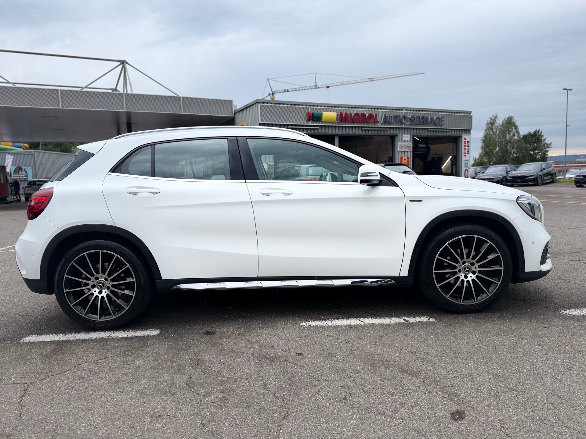 MERCEDES-BENZ GLA 200 AMG Line 7G-DCT-image-11