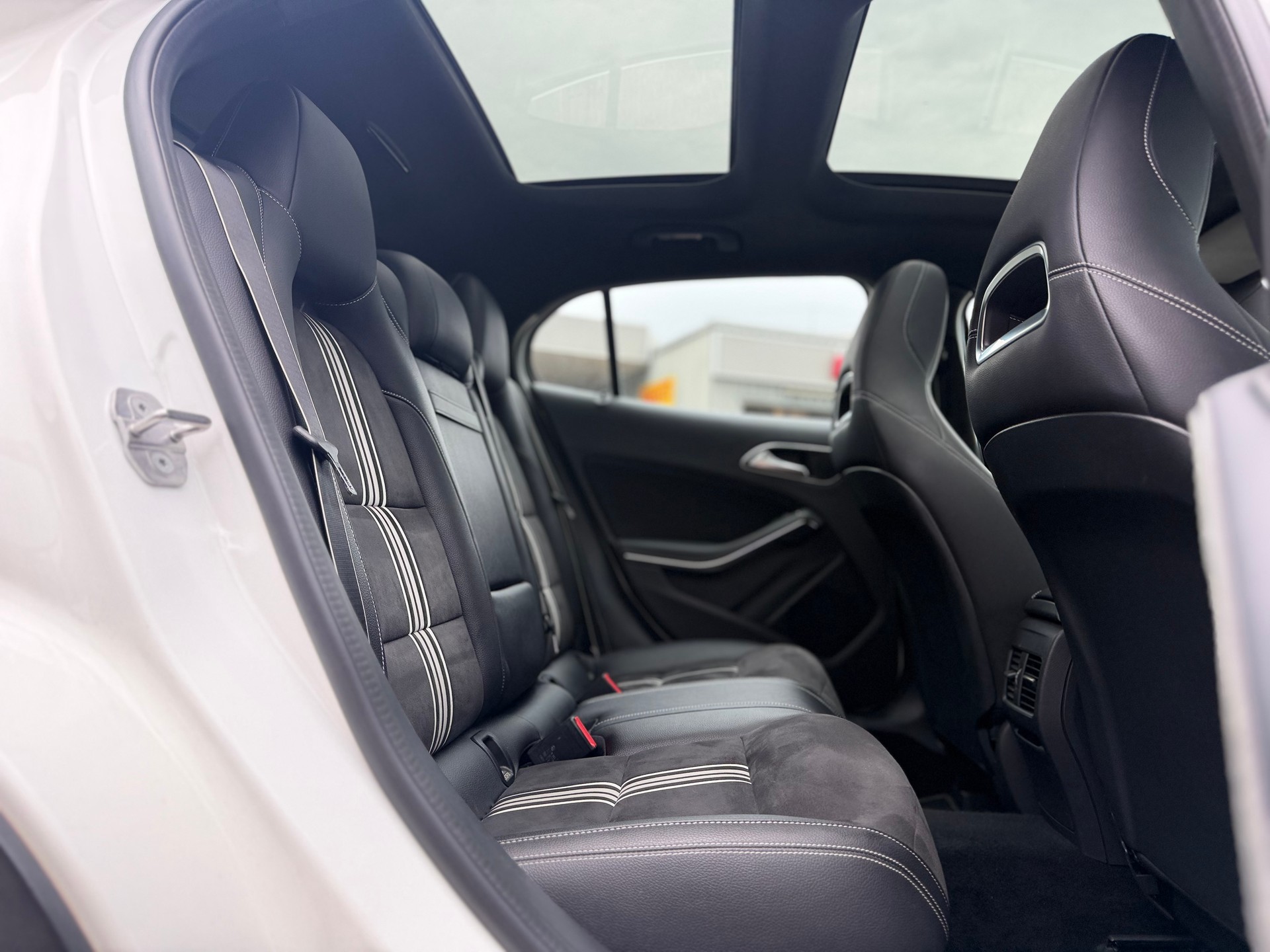 MERCEDES-BENZ GLA 200 AMG Line 7G-DCT-image-14