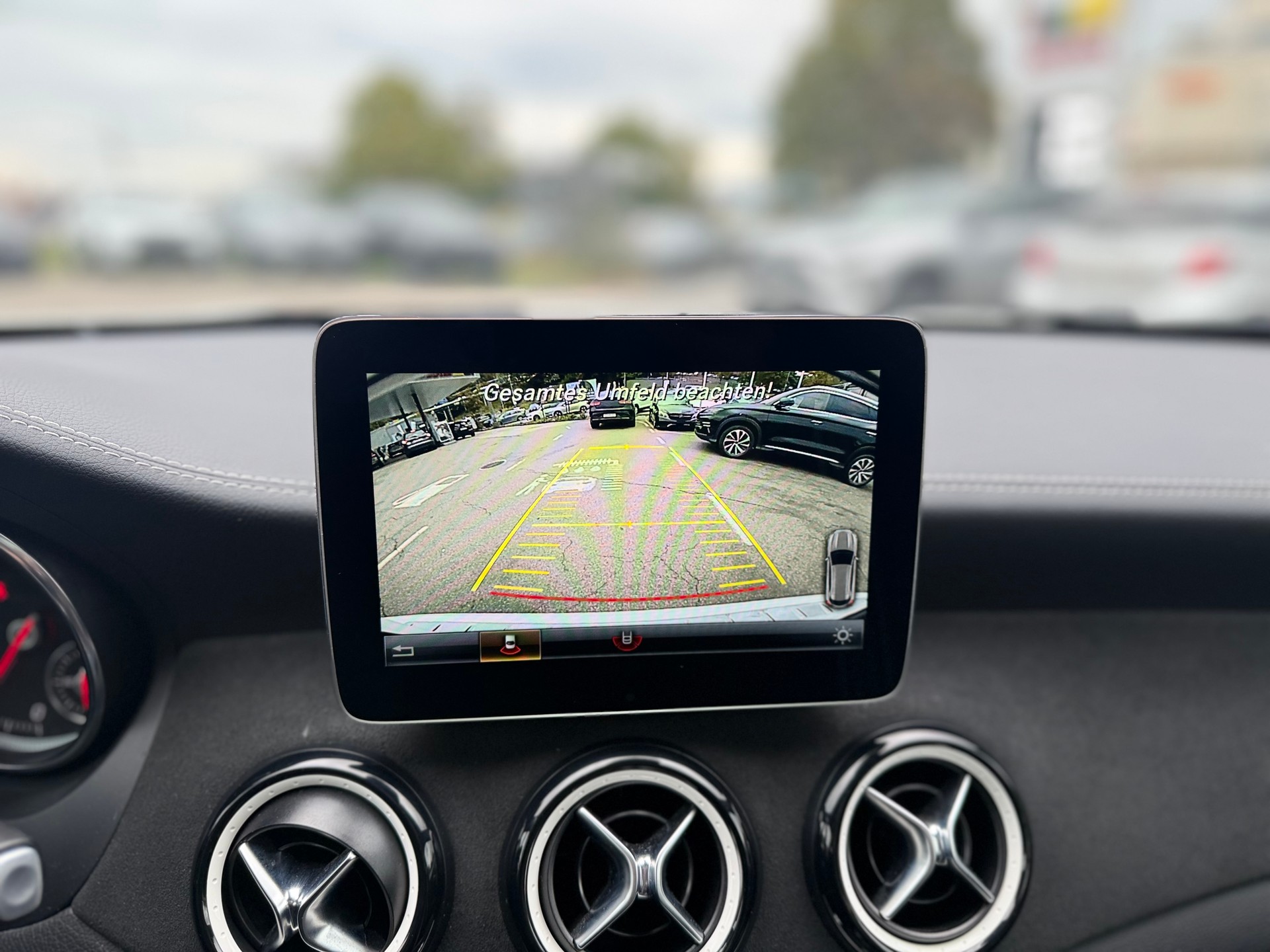 MERCEDES-BENZ GLA 200 AMG Line 7G-DCT-image-17