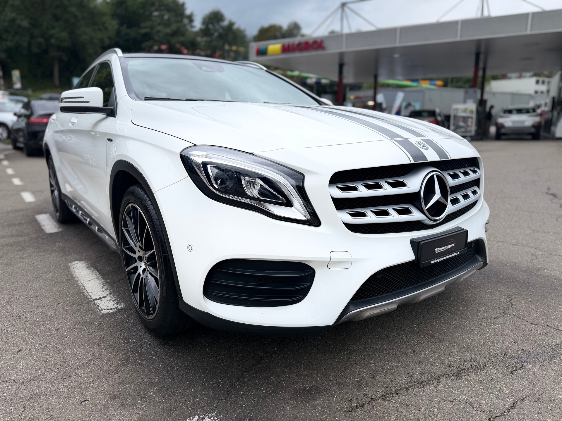 MERCEDES-BENZ GLA 200 AMG Line 7G-DCT-image-1