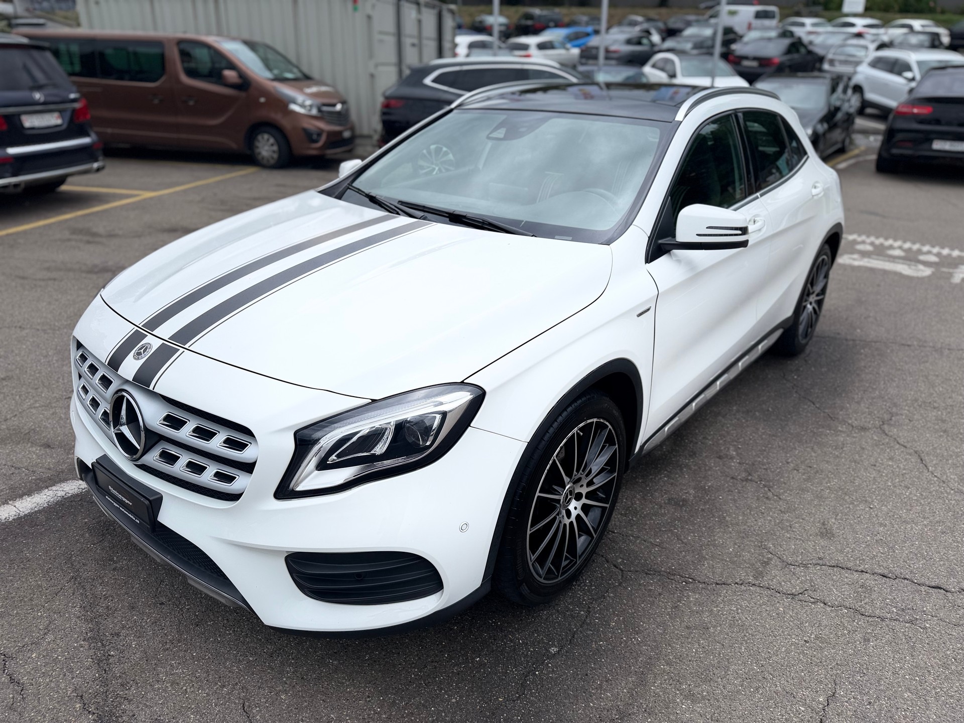 MERCEDES-BENZ GLA 200 AMG Line 7G-DCT-image-4