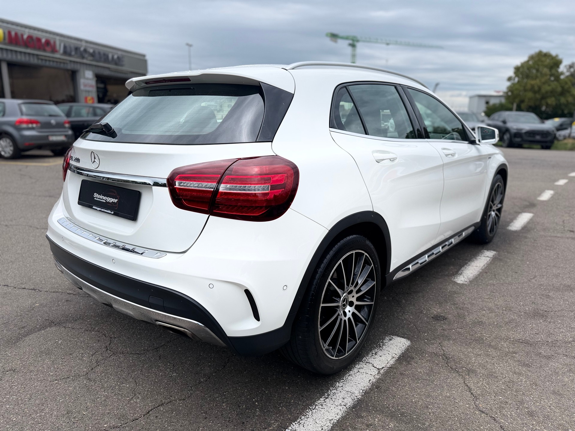 MERCEDES-BENZ GLA 200 AMG Line 7G-DCT-image-10