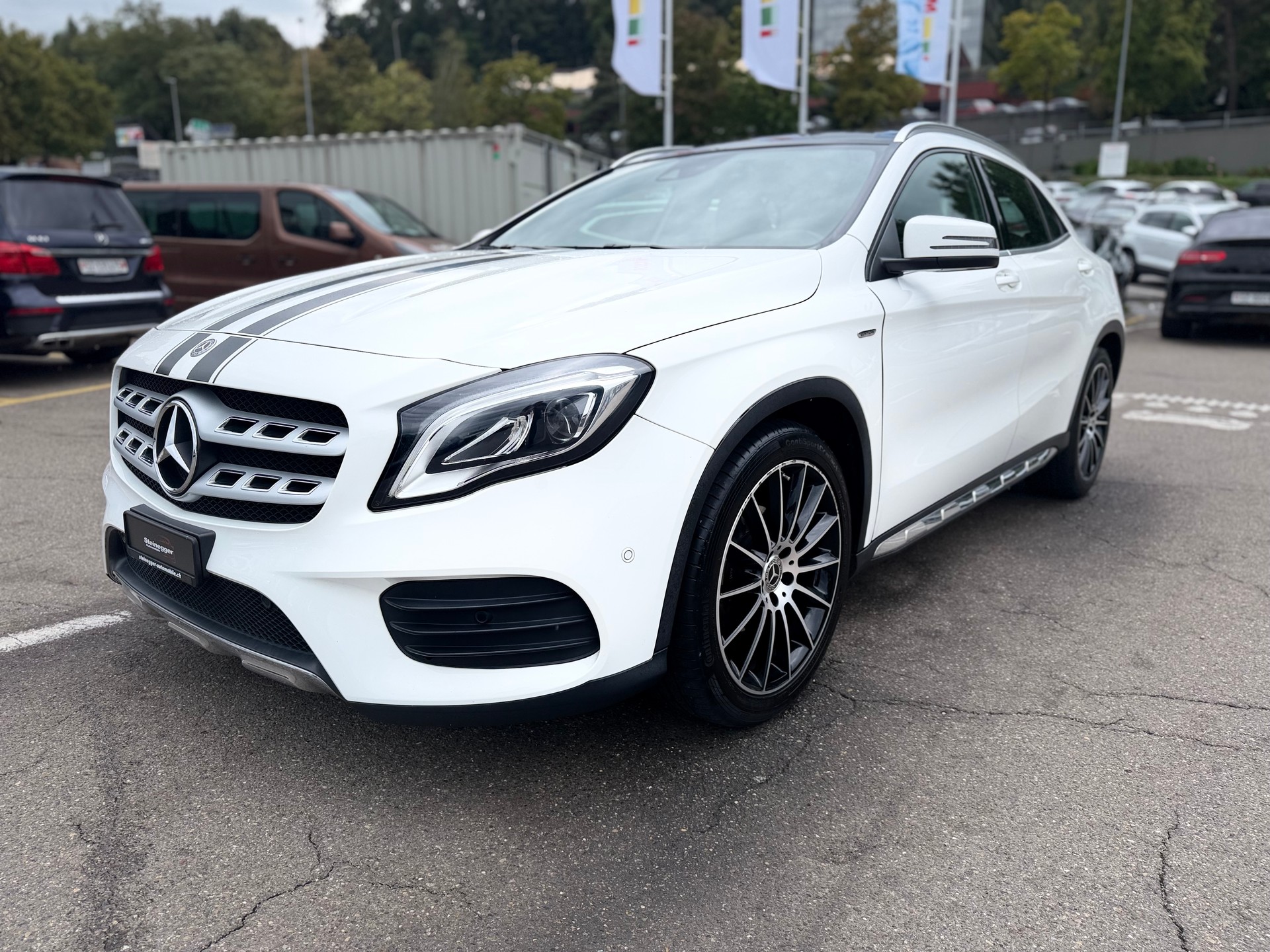MERCEDES-BENZ GLA 200 AMG Line 7G-DCT-image-5