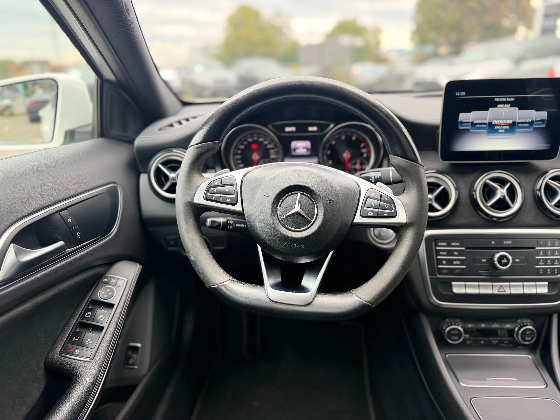 MERCEDES-BENZ GLA 200 AMG Line 7G-DCT-image-16