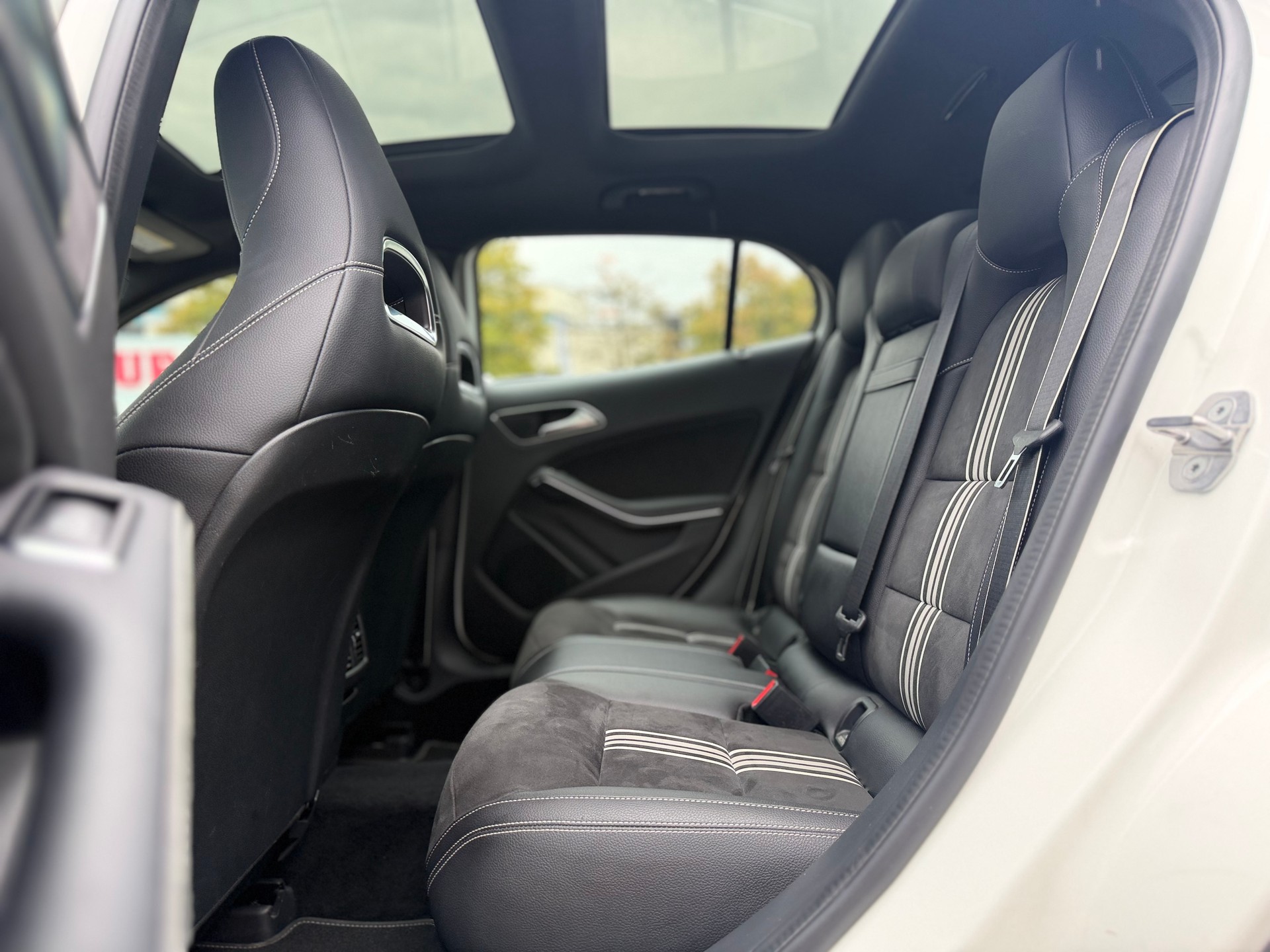 MERCEDES-BENZ GLA 200 AMG Line 7G-DCT-image-15