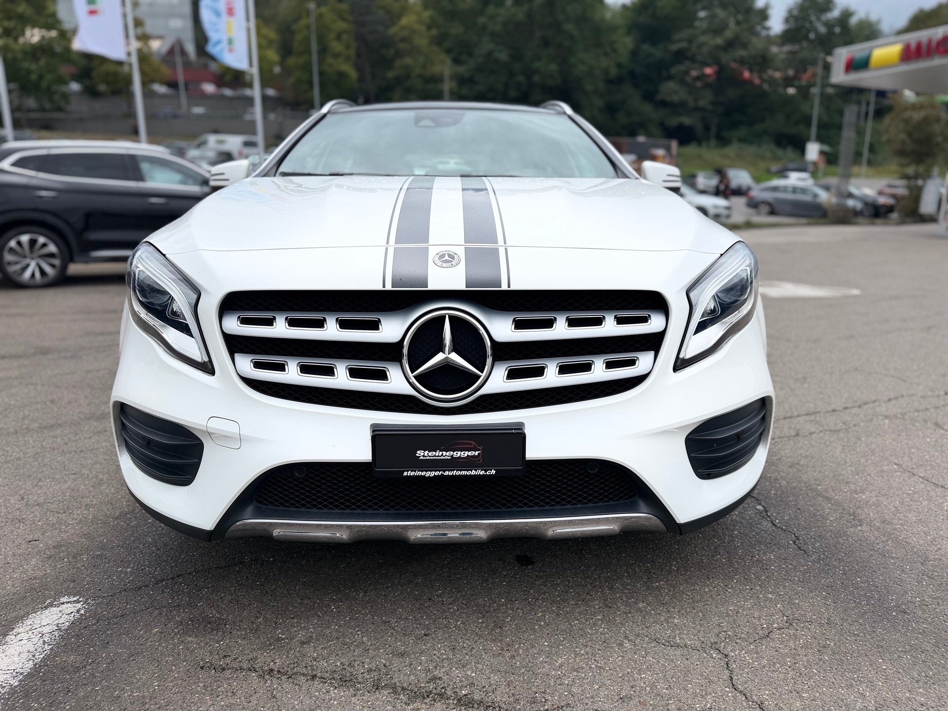 MERCEDES-BENZ GLA 200 AMG Line 7G-DCT-image-3