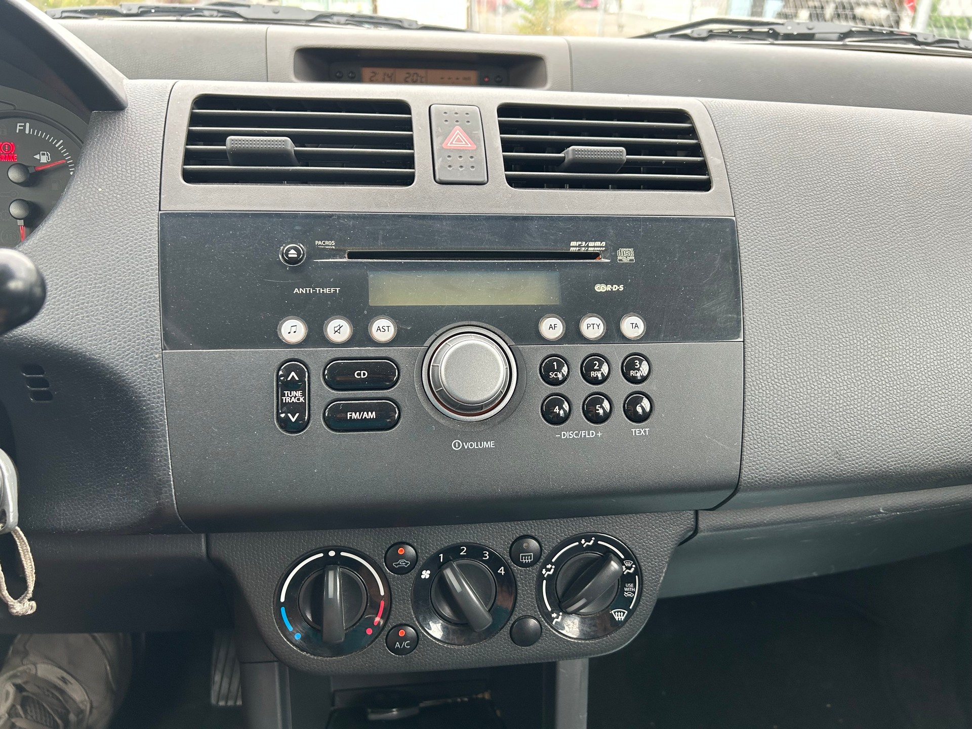 SUZUKI Swift 1.3i 16V GL 4x4-image-11
