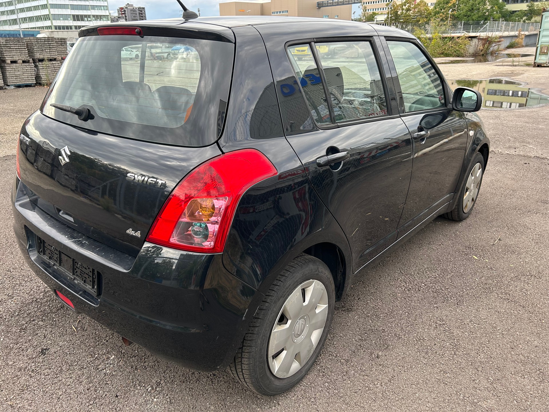 SUZUKI Swift 1.3i 16V GL 4x4-image-4