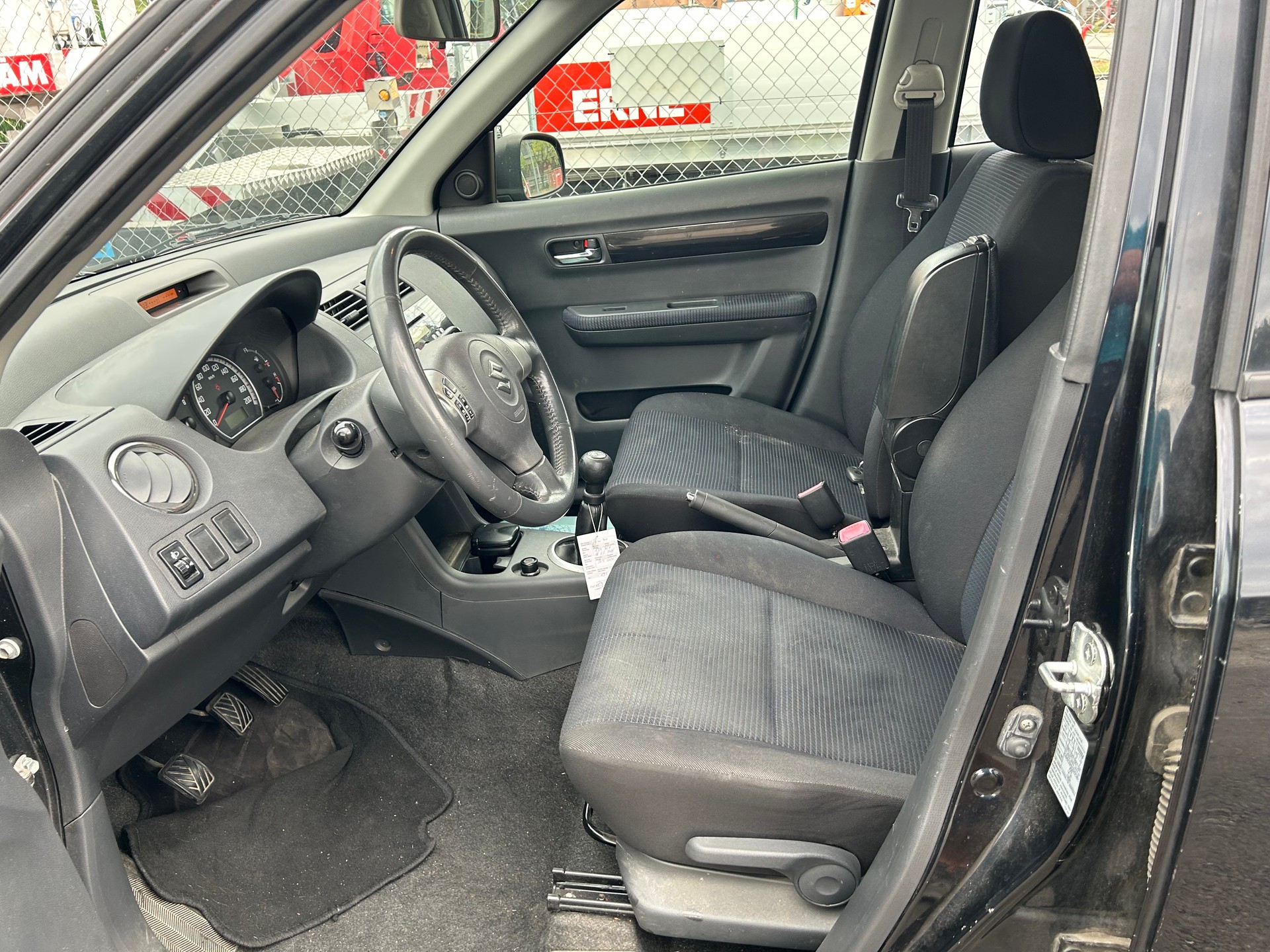 SUZUKI Swift 1.3i 16V GL 4x4-image-8