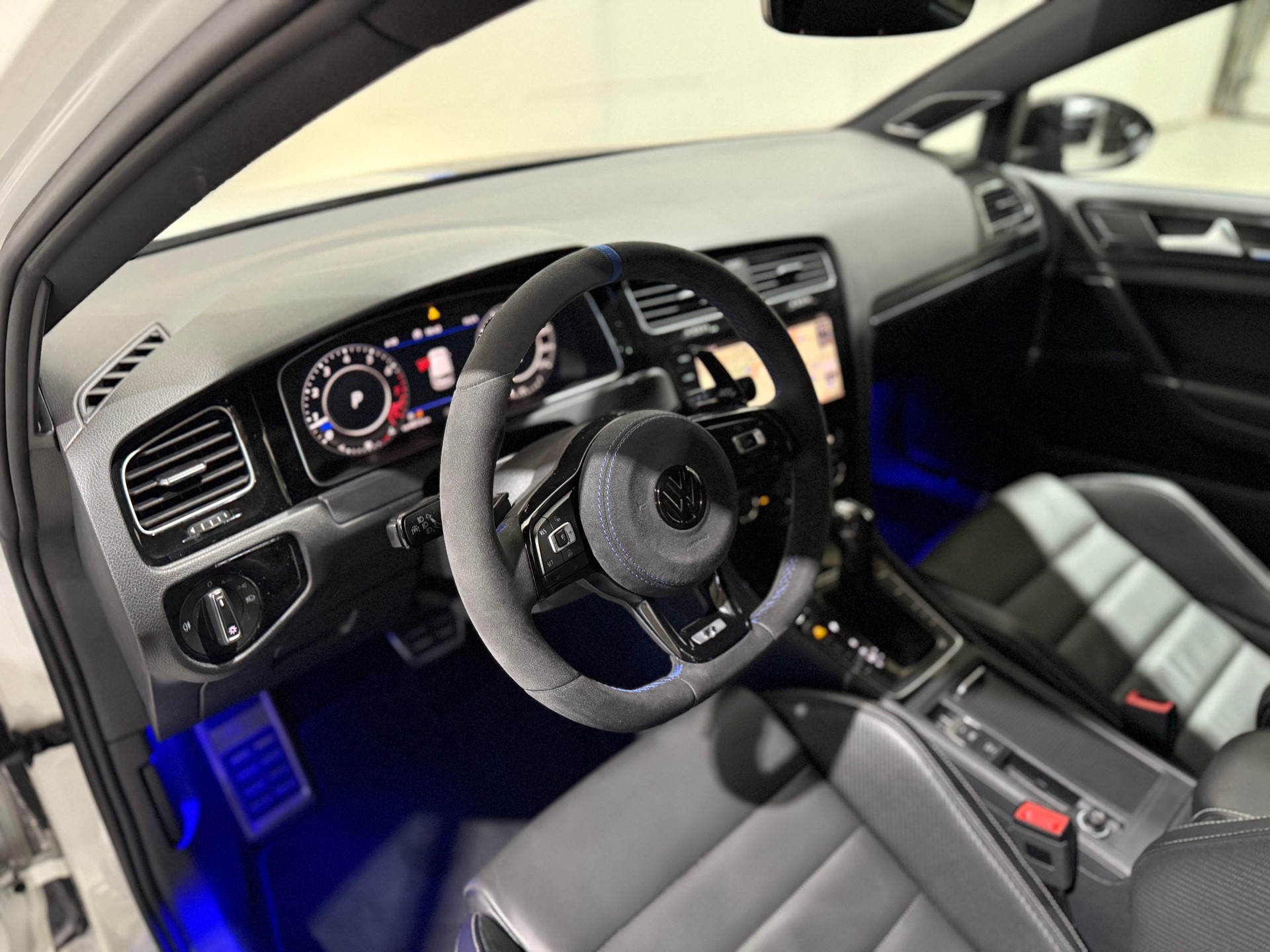 VW Golf 2.0 TSI R 4Motion DSG-image-11