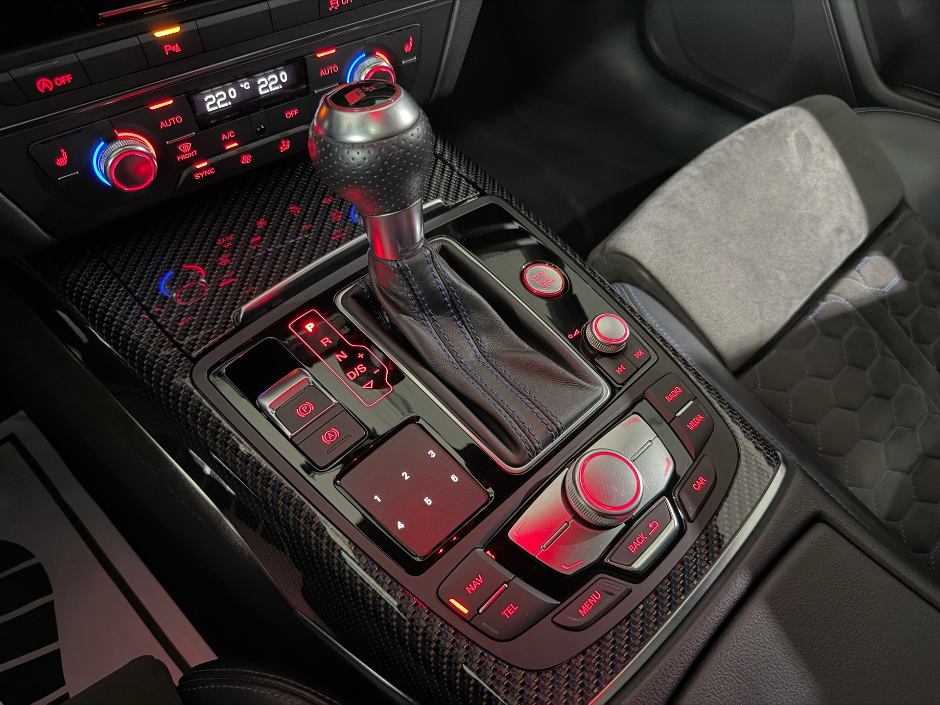AUDI RS6 Avant 4.0 TFSI V8 performance quattro (AHK 2.1T)-image-16