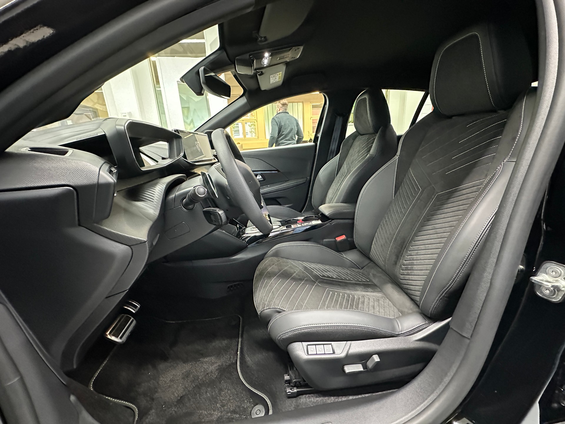PEUGEOT 208 1.2 MHEV 145 GT-image-7