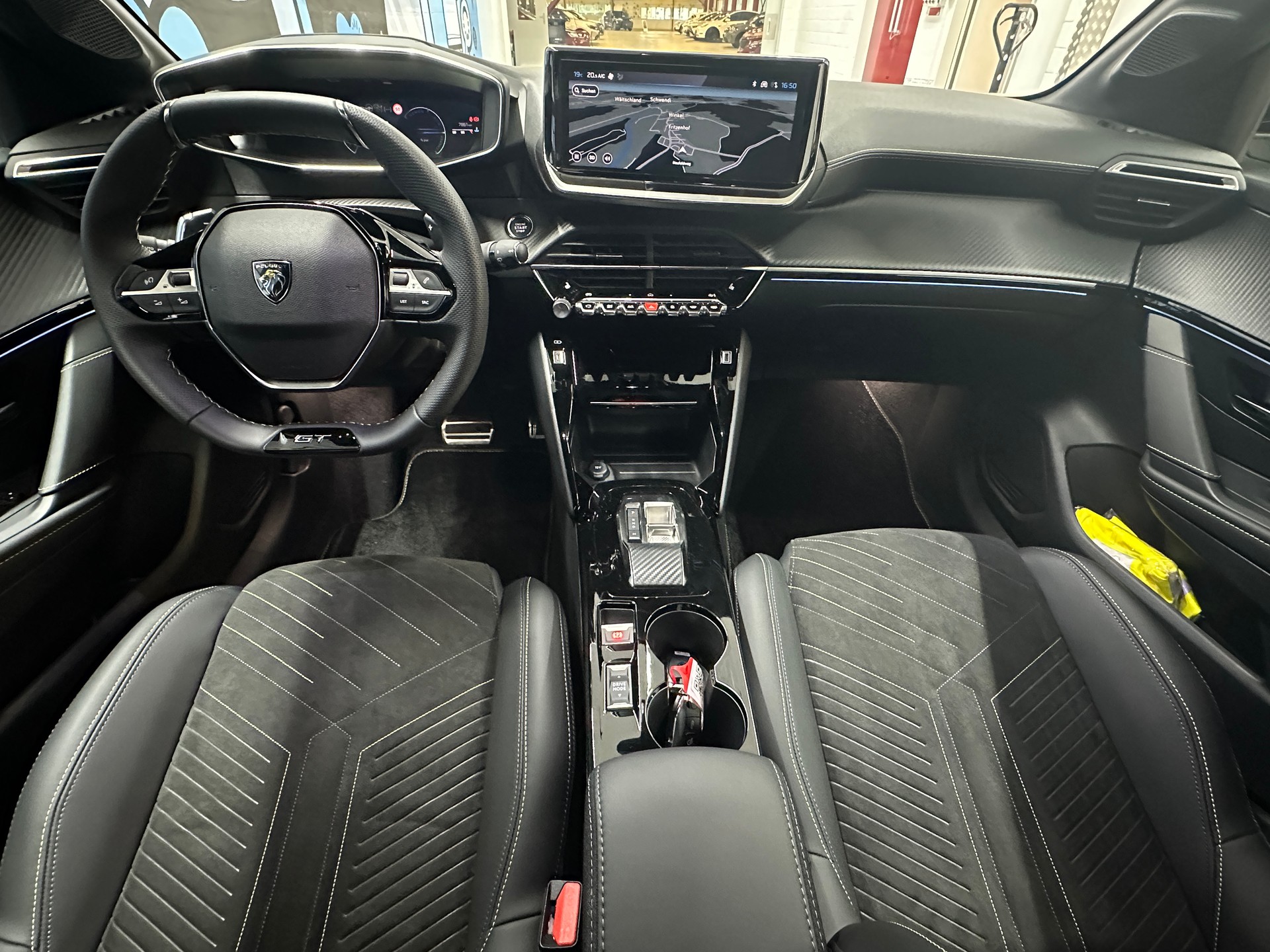 PEUGEOT 208 1.2 MHEV 145 GT-image-9