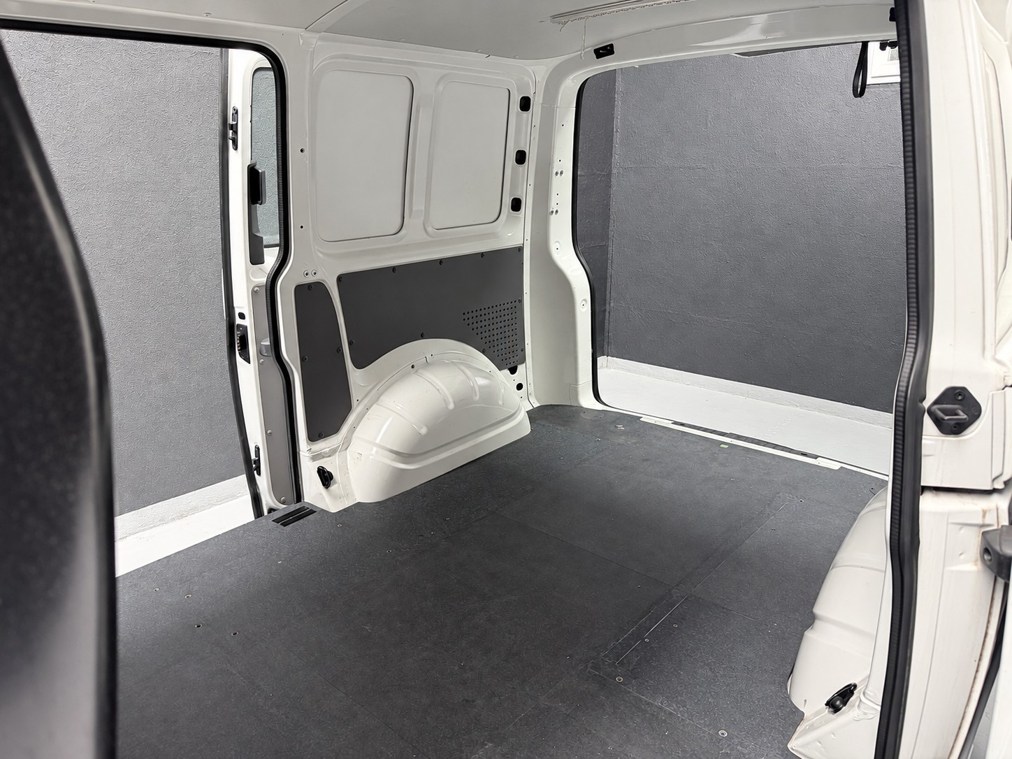 VW T6.1 2.0 TDI DSG • Schiebetüren links & rechts-image-8