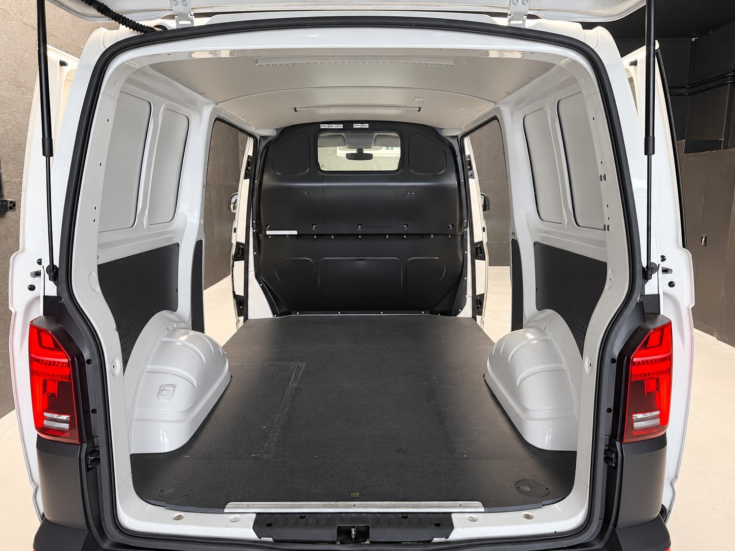 VW T6.1 2.0 TDI DSG • Schiebetüren links & rechts-image-5