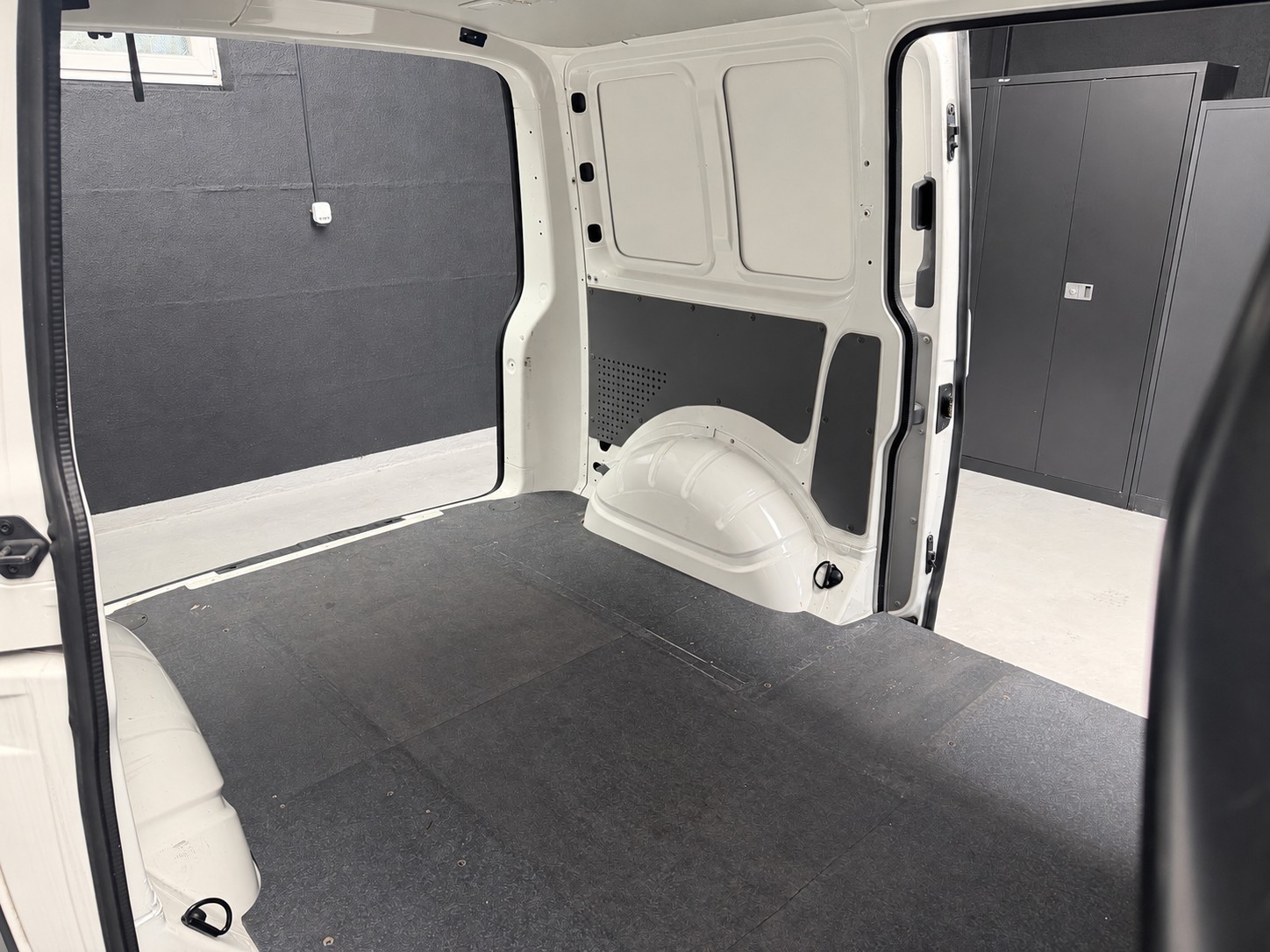 VW T6.1 2.0 TDI DSG • Schiebetüren links & rechts-image-9