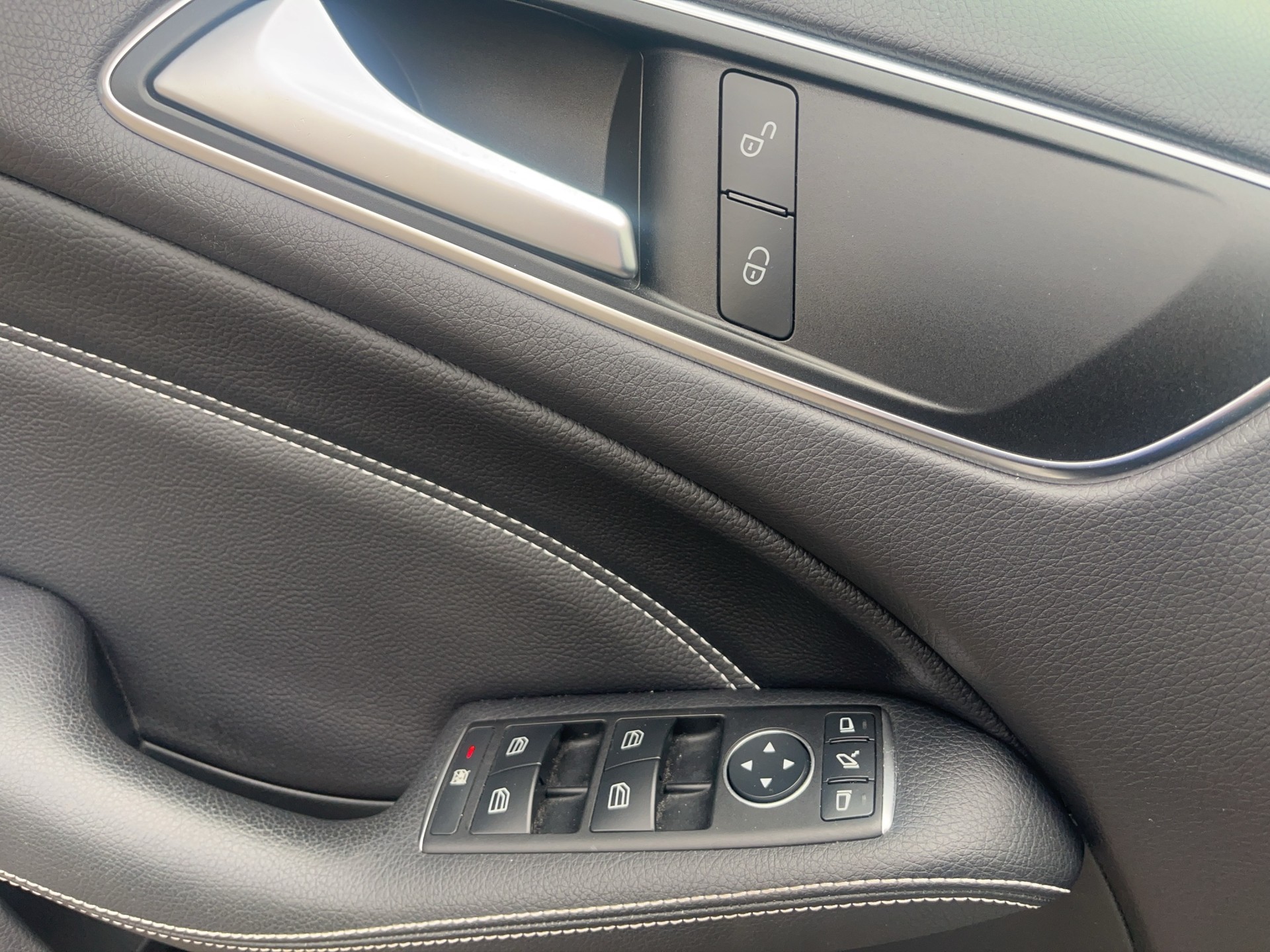 MERCEDES-BENZ B 220 AMG Line 4Matic 7G-DCT-image-11