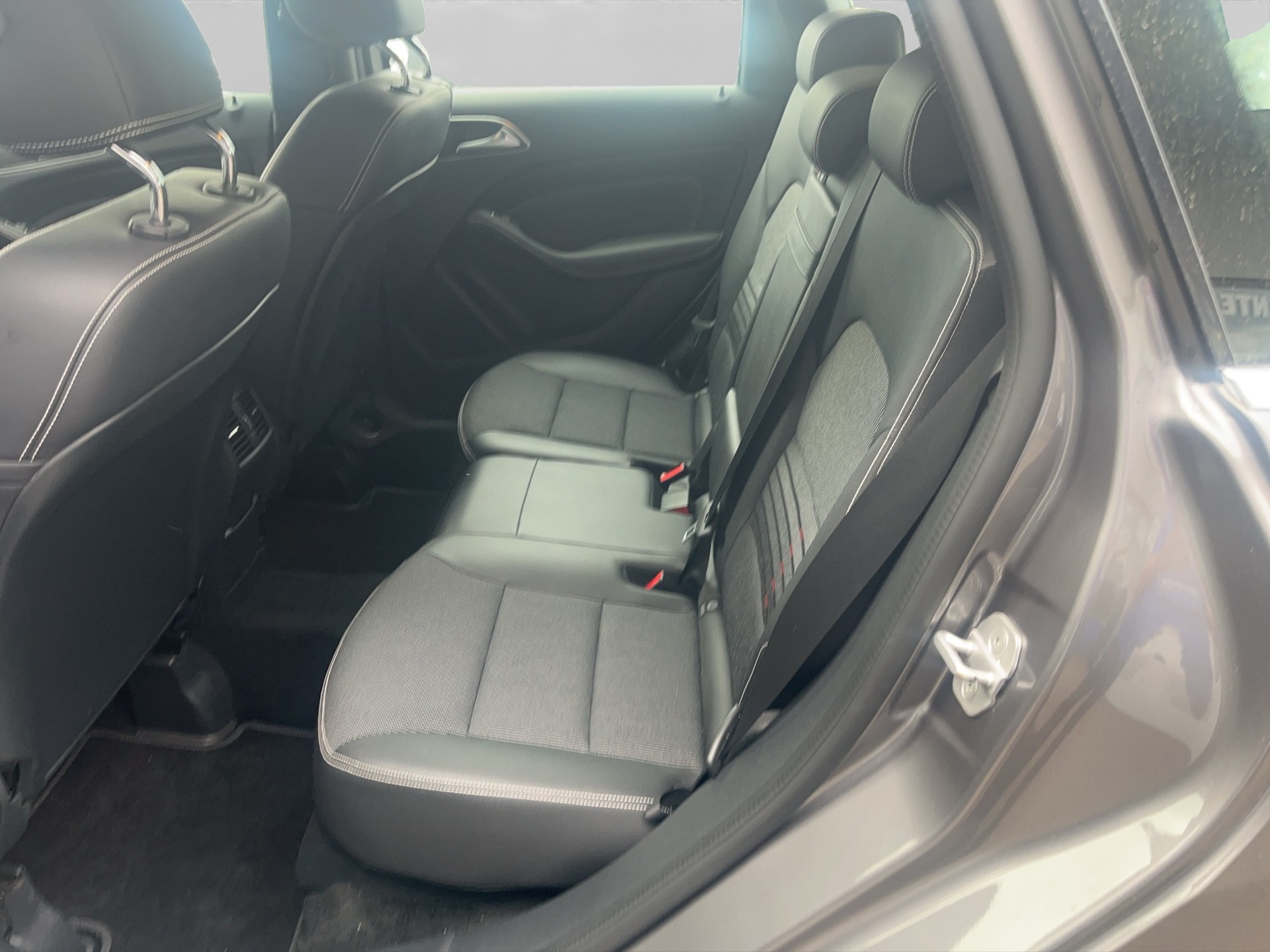 MERCEDES-BENZ B 220 AMG Line 4Matic 7G-DCT-image-6