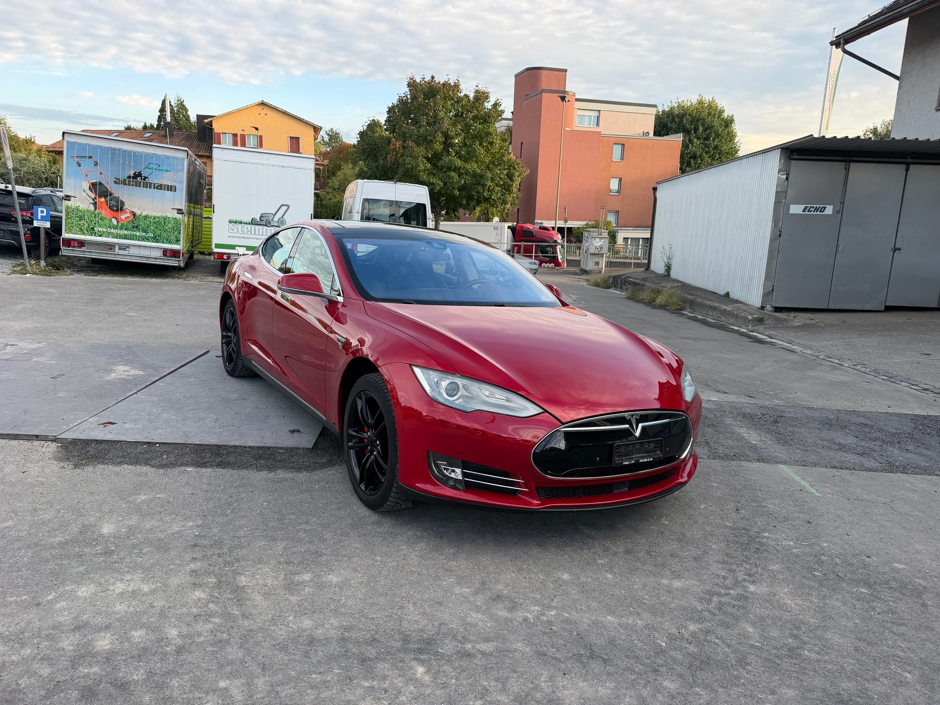 TESLA Model S 85 D Performance-image-1