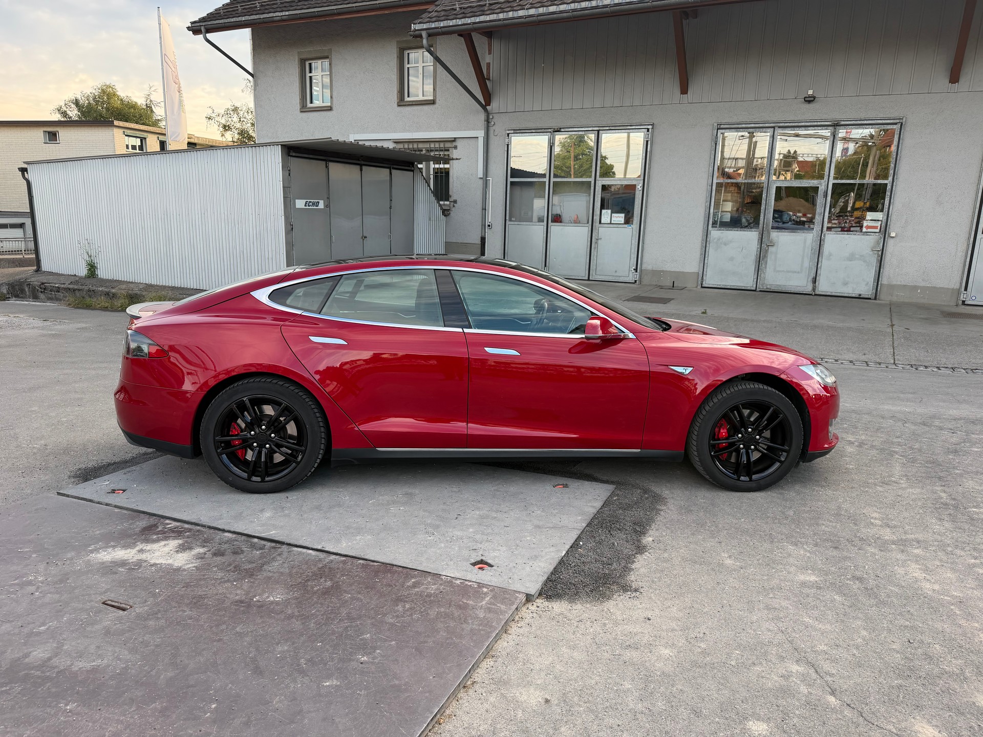 TESLA Model S 85 D Performance-image-4