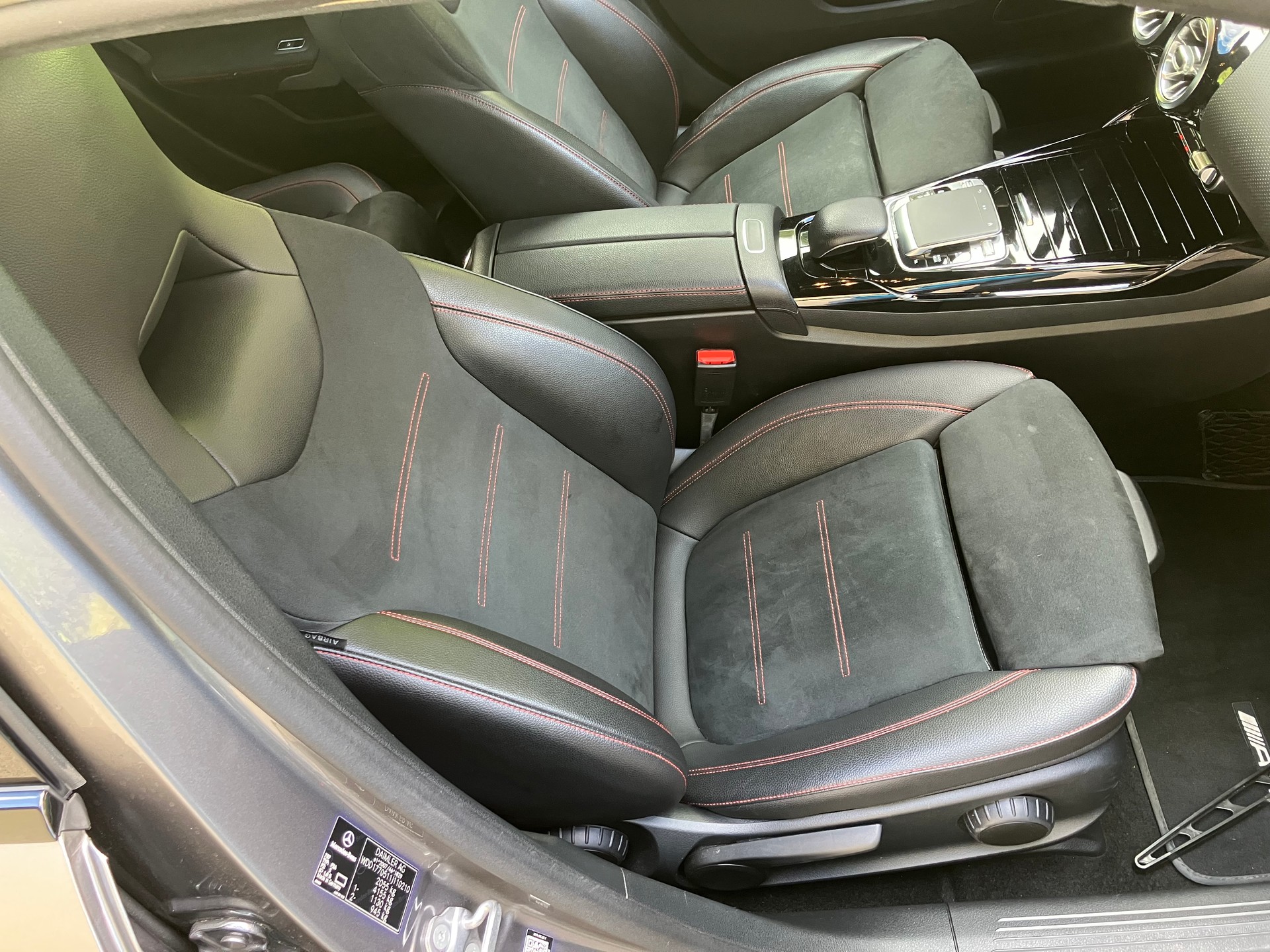 MERCEDES-BENZ A 35 AMG 4Matic Speedshift-image-4