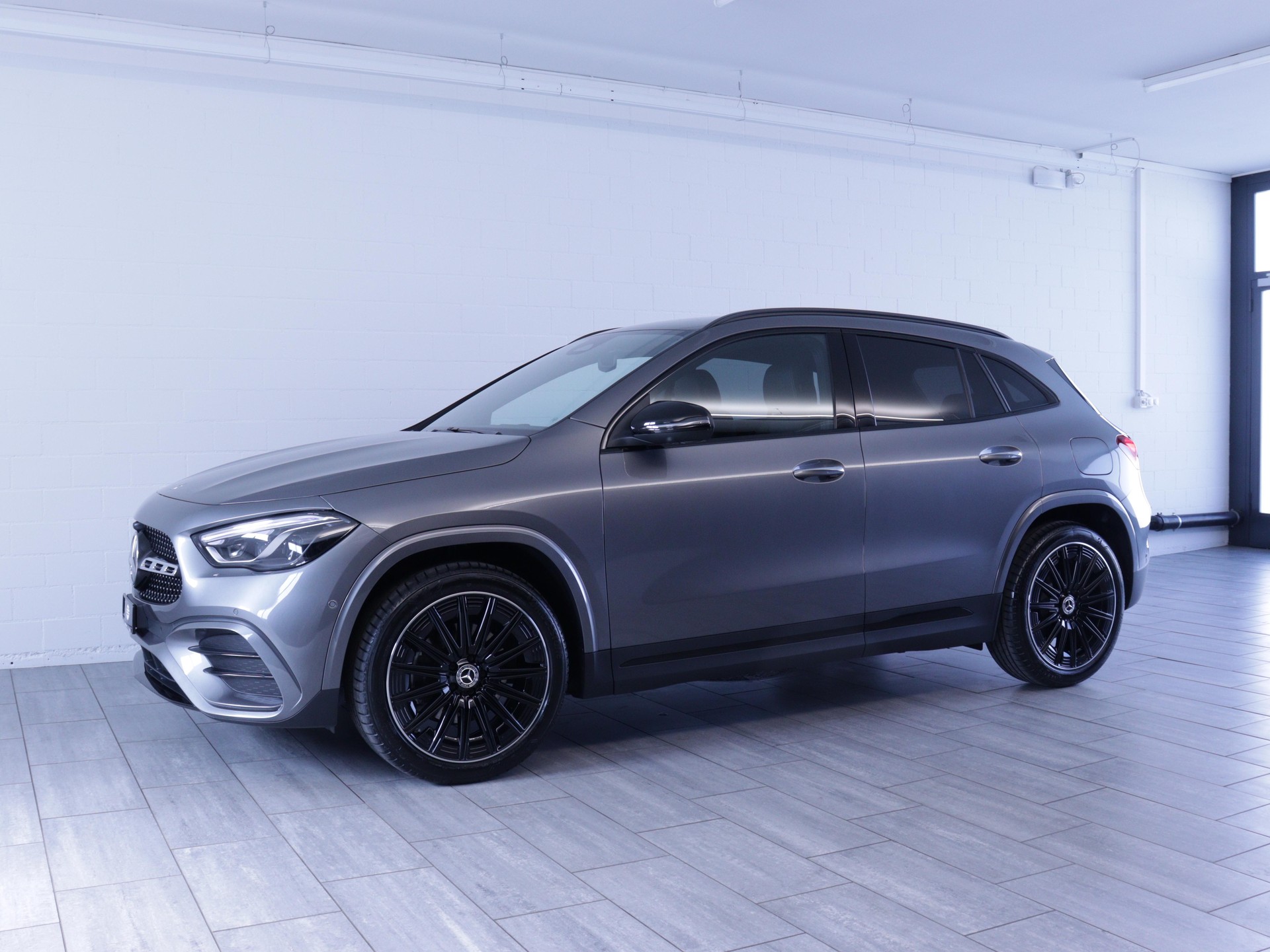 MERCEDES-BENZ GLA-Klasse H247 GLA 220 d Swiss Star AMG Line 4matic-image-1