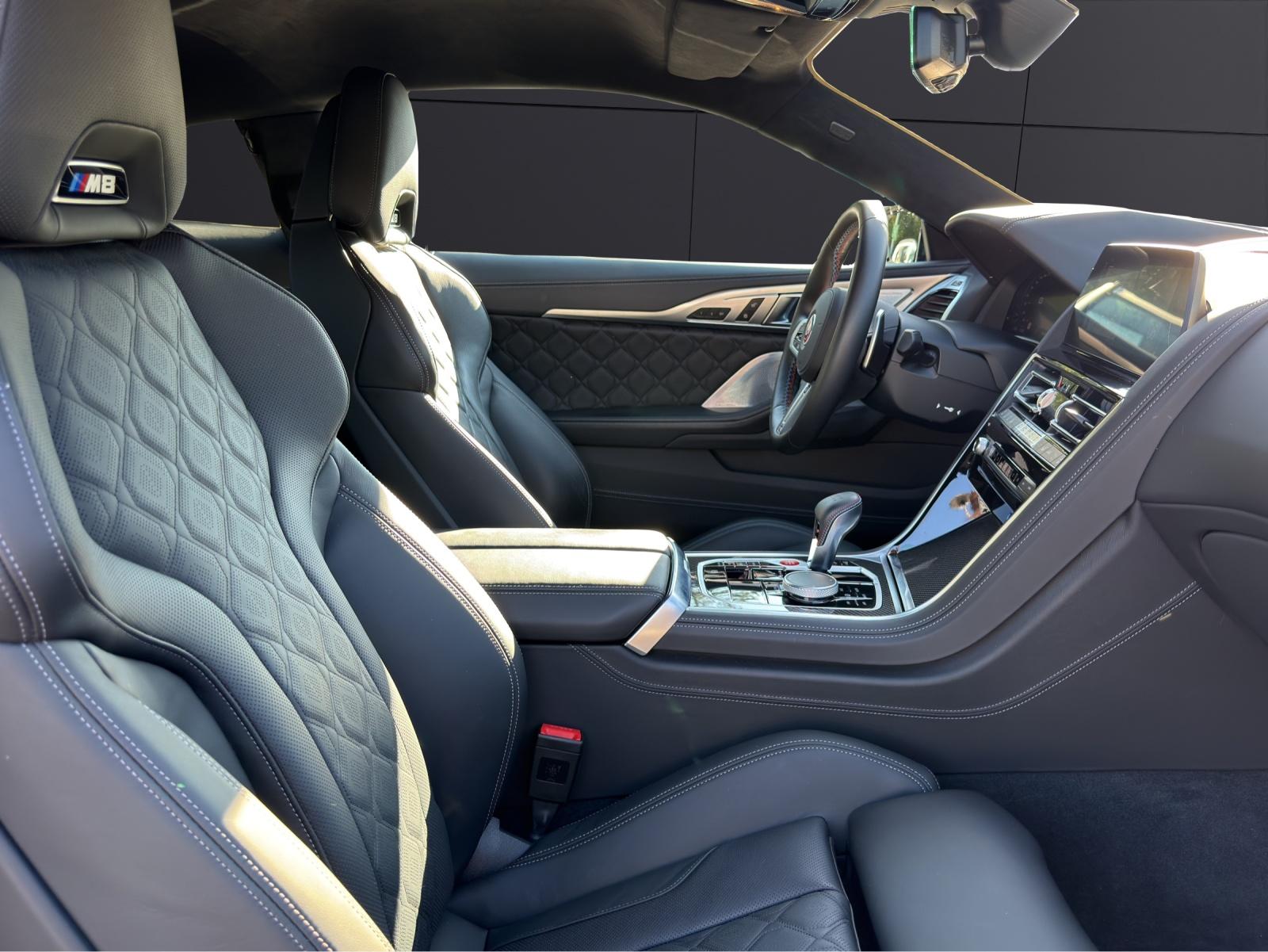 BMW M8 Competition xDrive-image-18