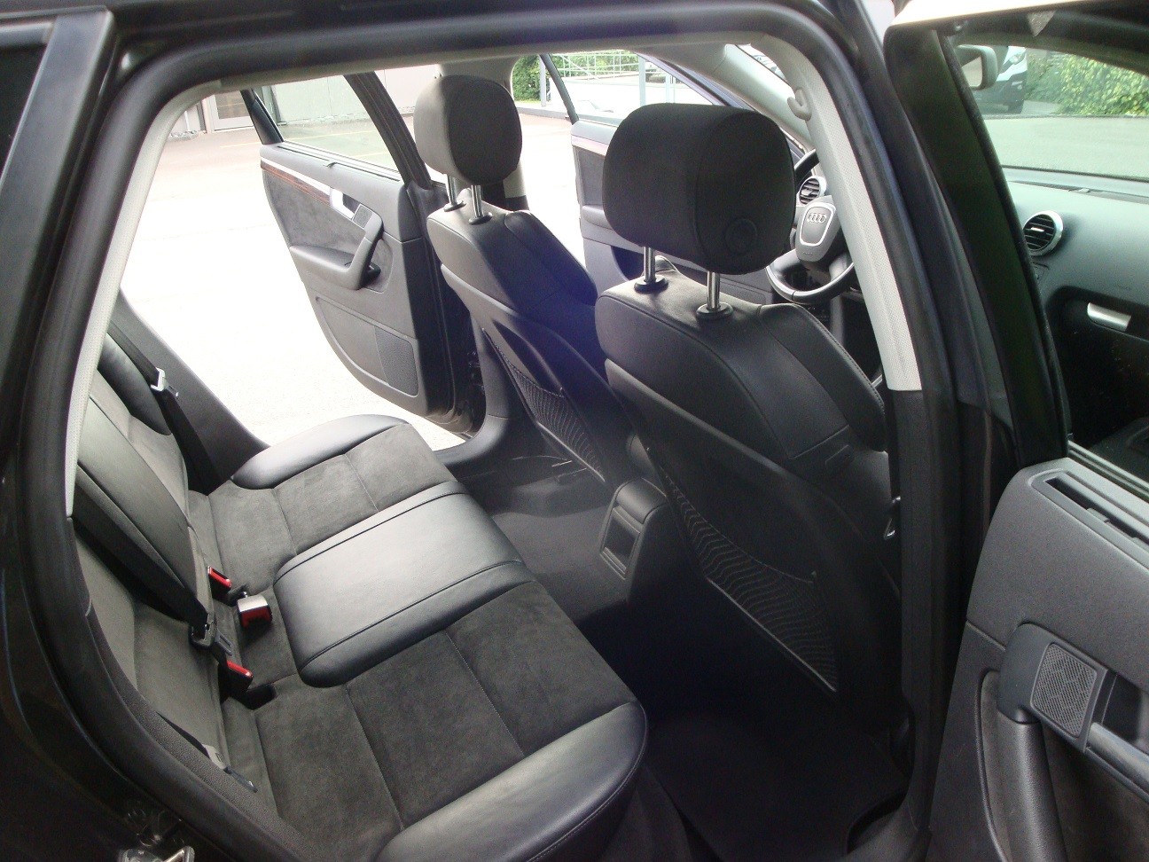 AUDI A3 Sportback 1.8 TFSI Ambition-image-6