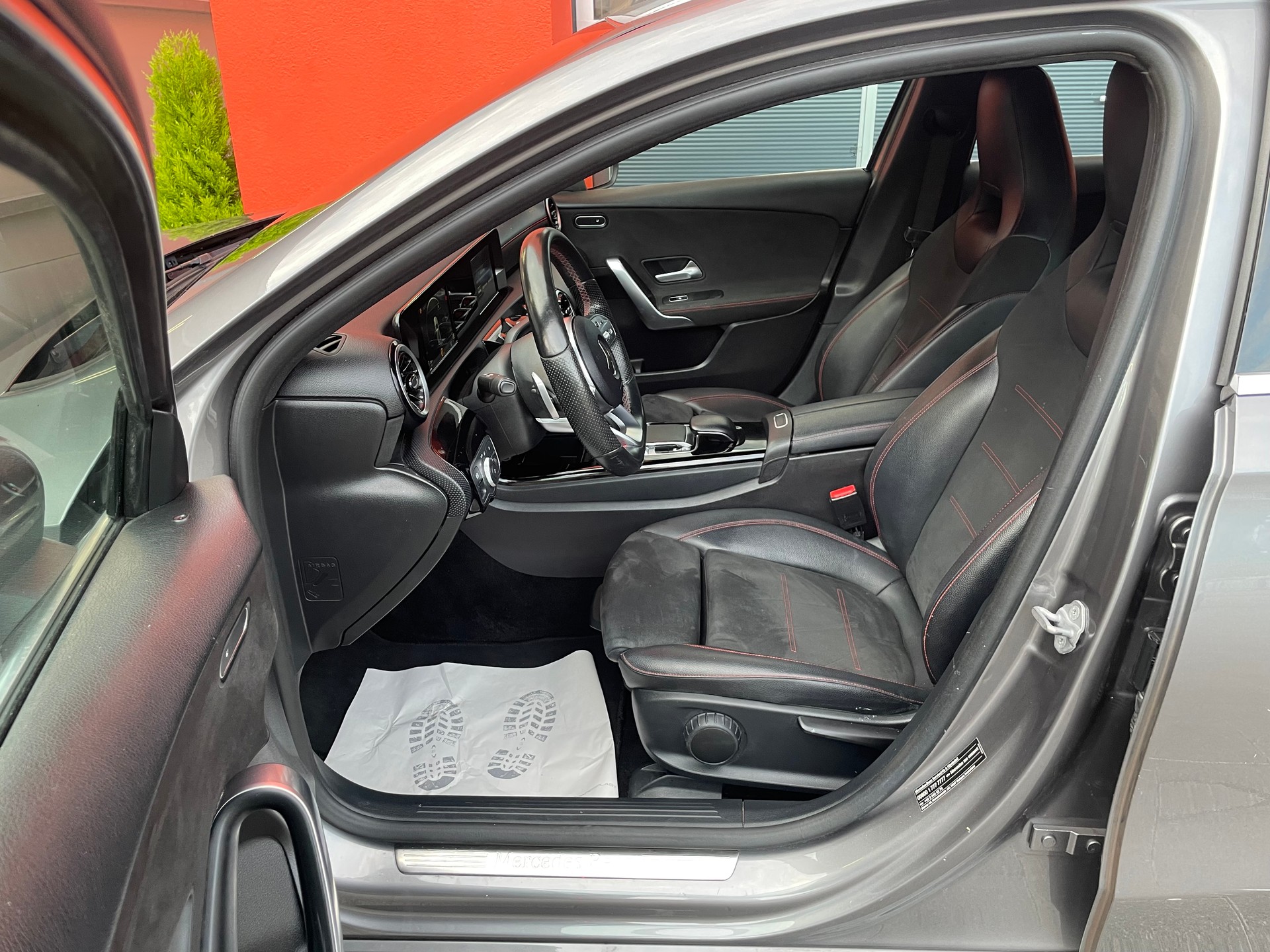 MERCEDES-BENZ A 200 AMG Line 7G-DCT-image-8