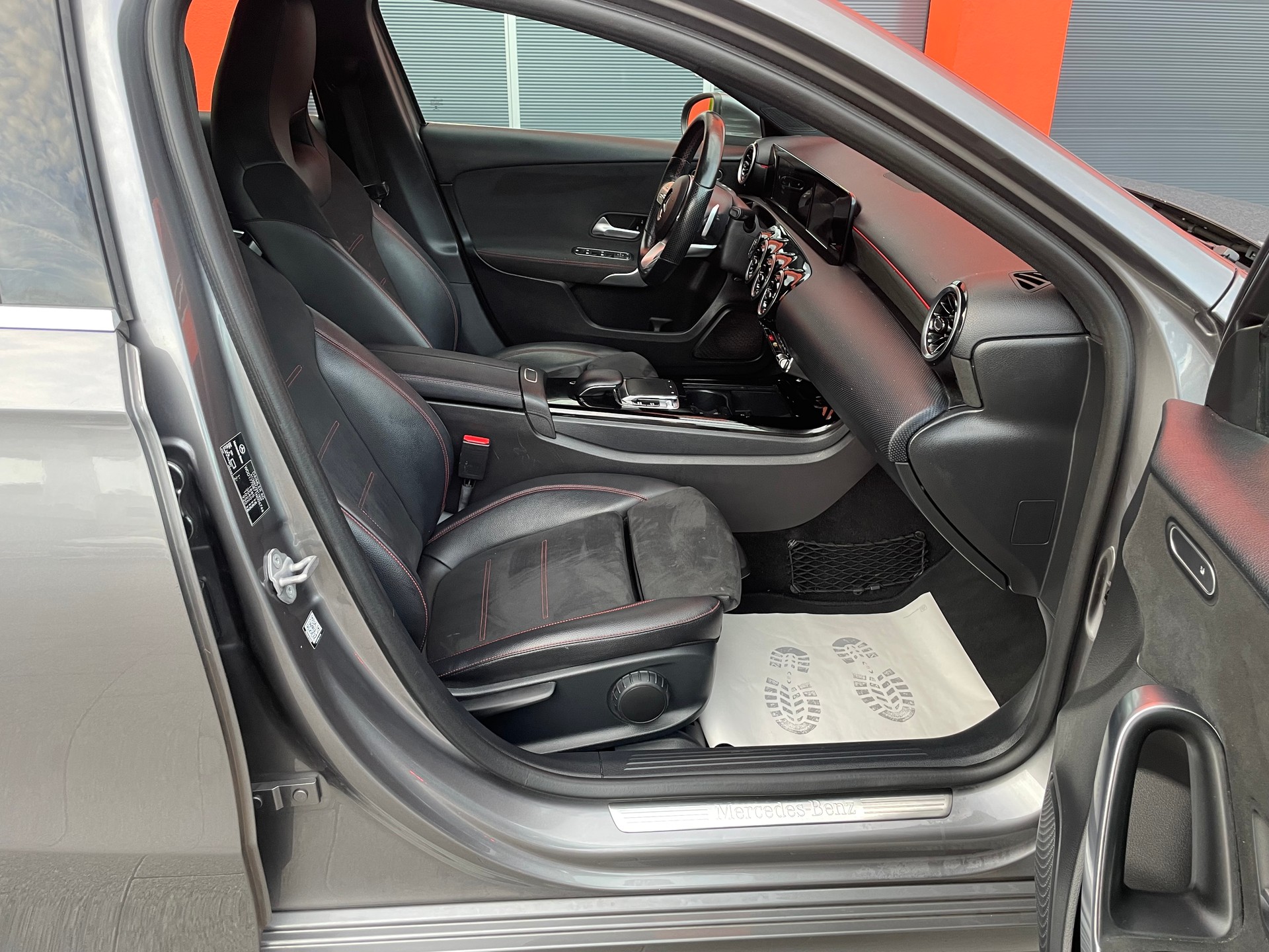 MERCEDES-BENZ A 200 AMG Line 7G-DCT-image-9
