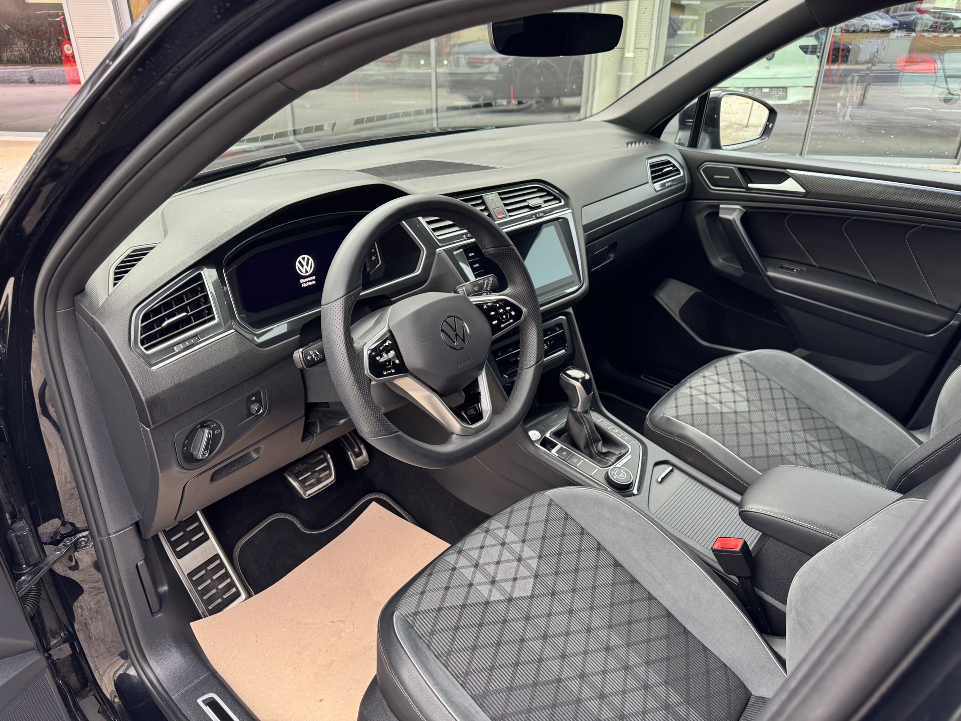 VW Tiguan Allspace 2.0TSI R-Line 4Motion DSG-image-8