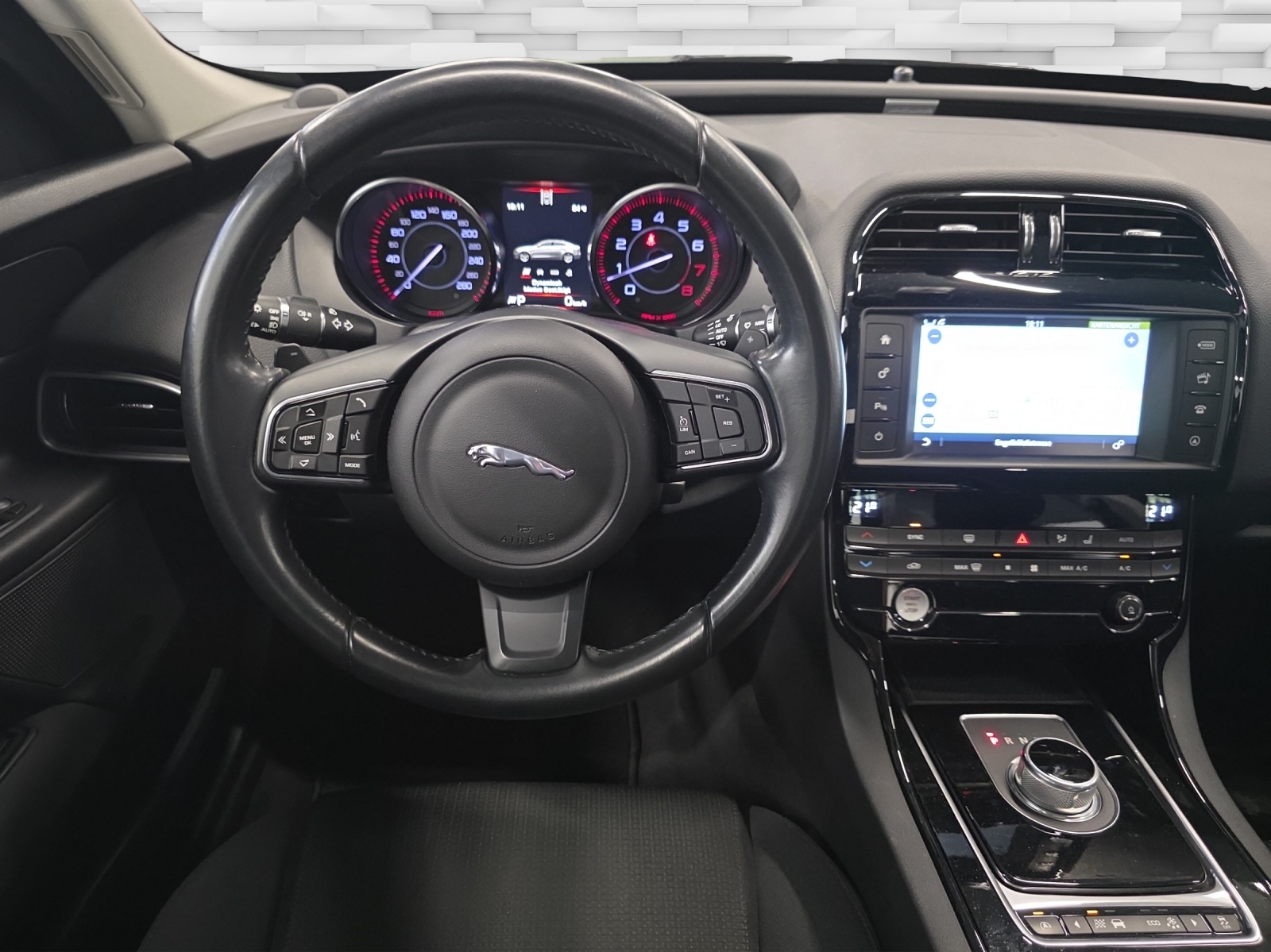 JAGUAR XE 20t 2.0 Prestige Automatic-image-13