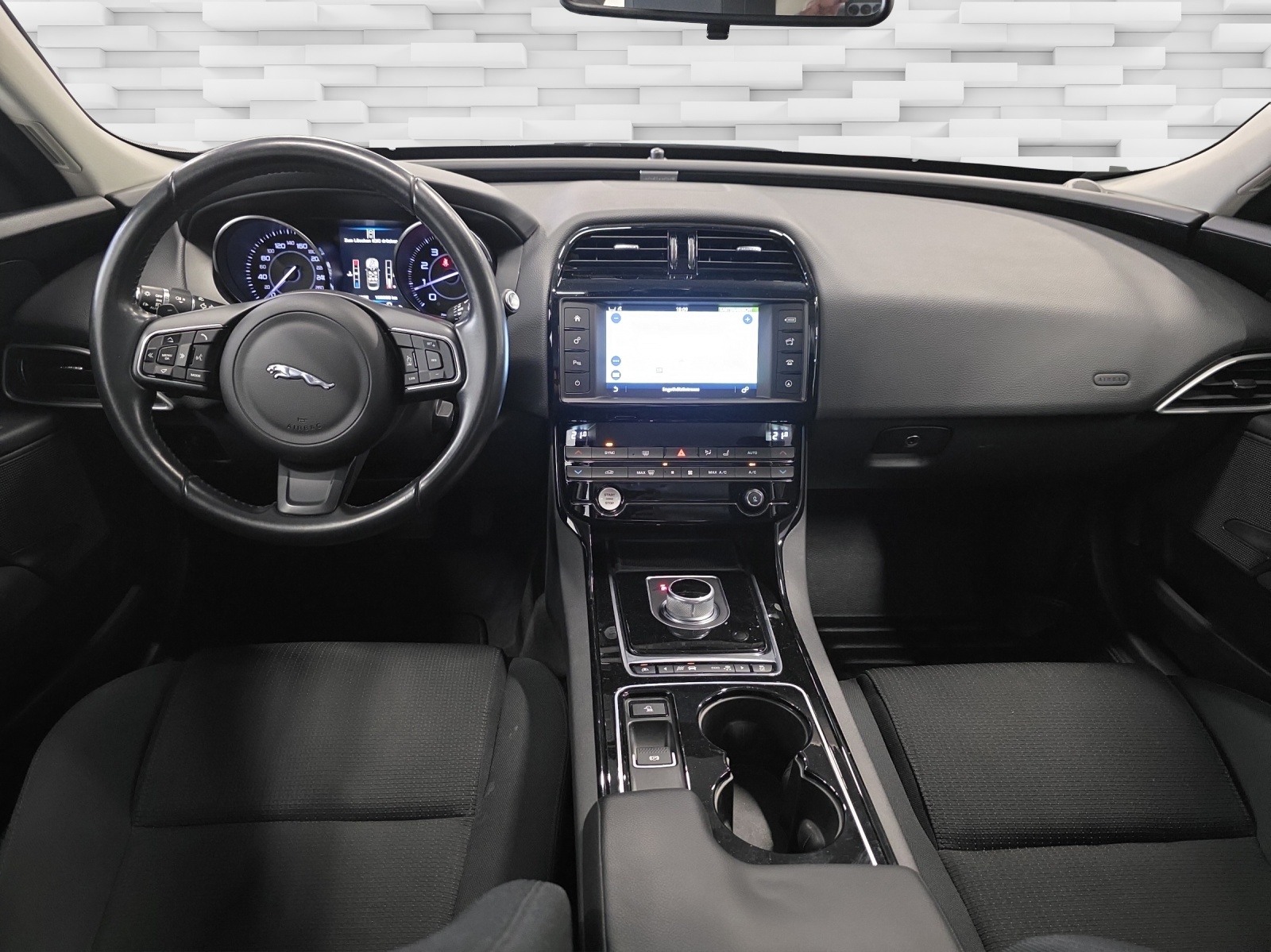 JAGUAR XE 20t 2.0 Prestige Automatic-image-9