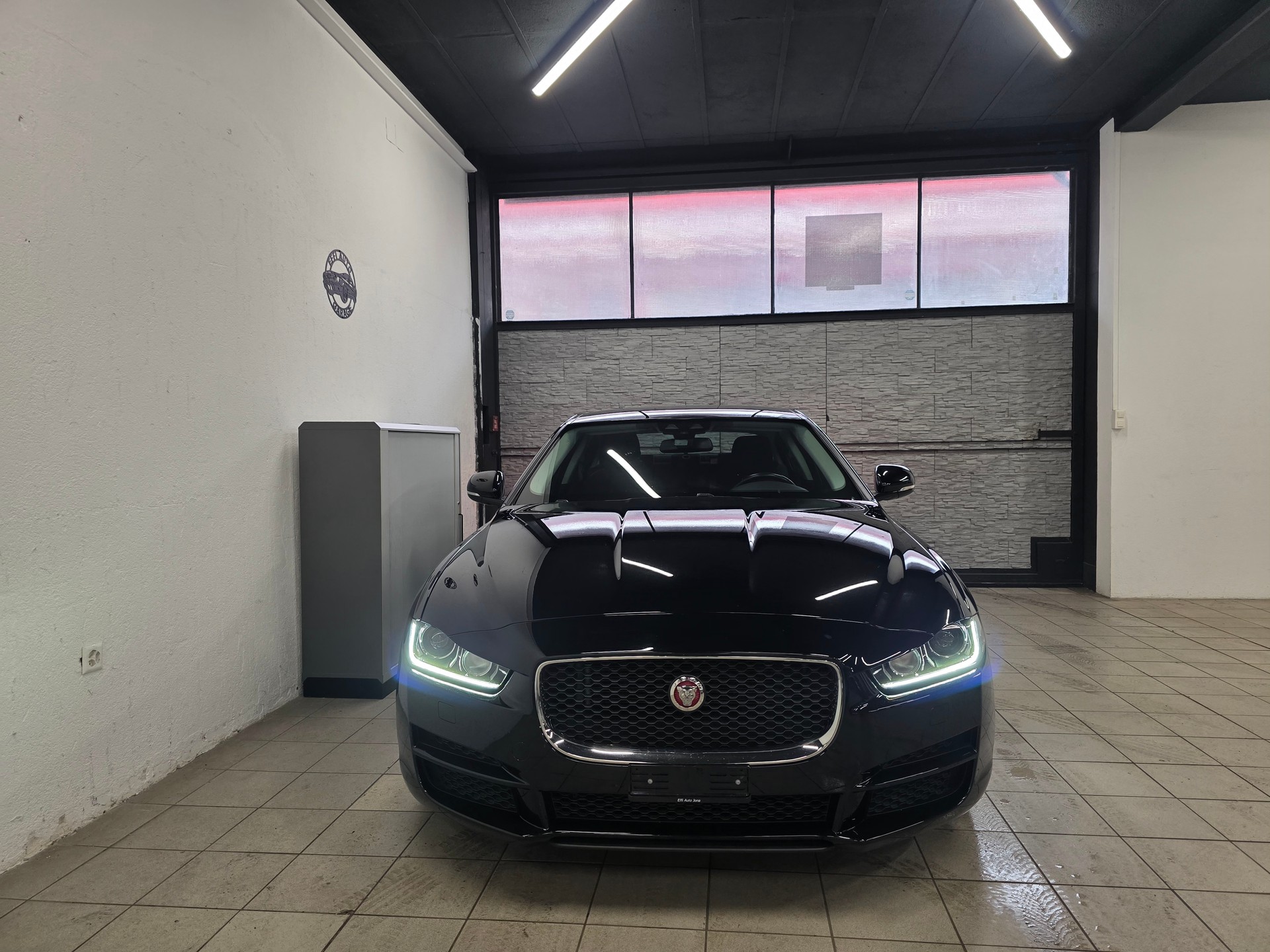 JAGUAR XE 20t 2.0 Prestige Automatic-image-6