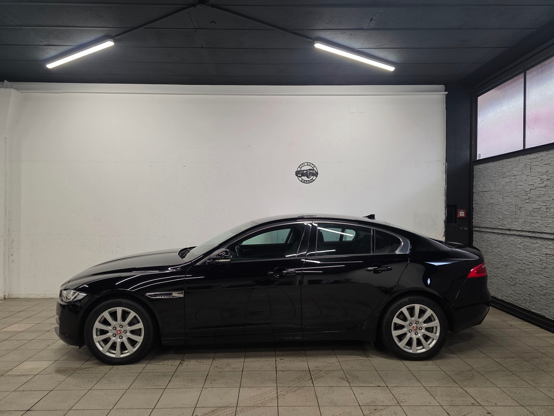 JAGUAR XE 20t 2.0 Prestige Automatic-image-1