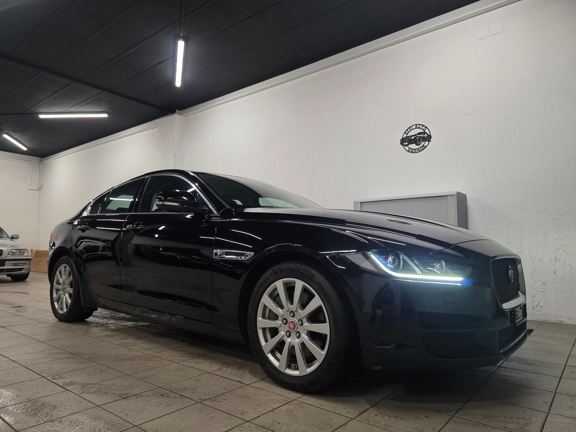 JAGUAR XE 20t 2.0 Prestige Automatic-image-3