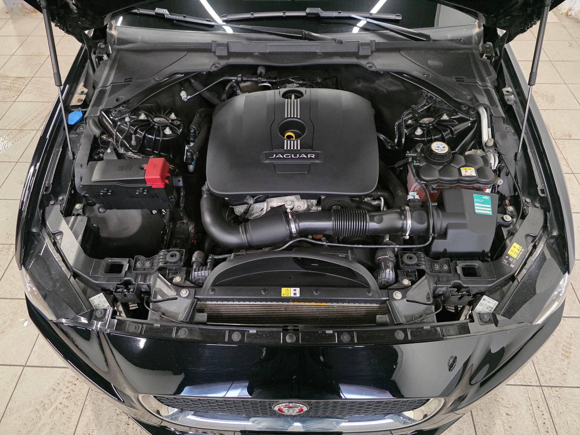 JAGUAR XE 20t 2.0 Prestige Automatic-image-8