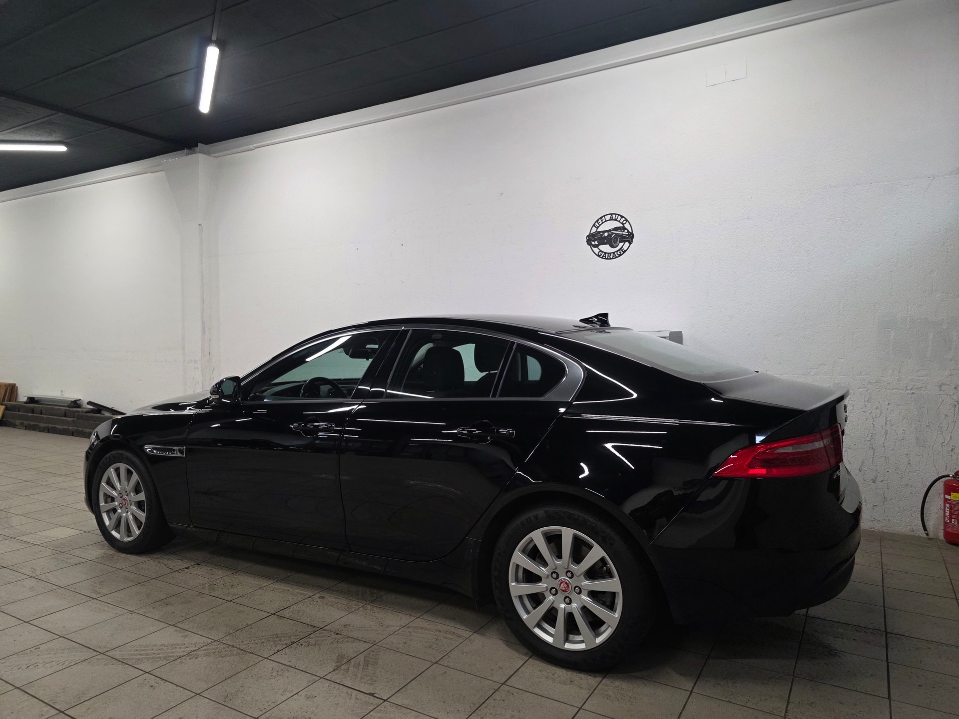 JAGUAR XE 20t 2.0 Prestige Automatic-image-2