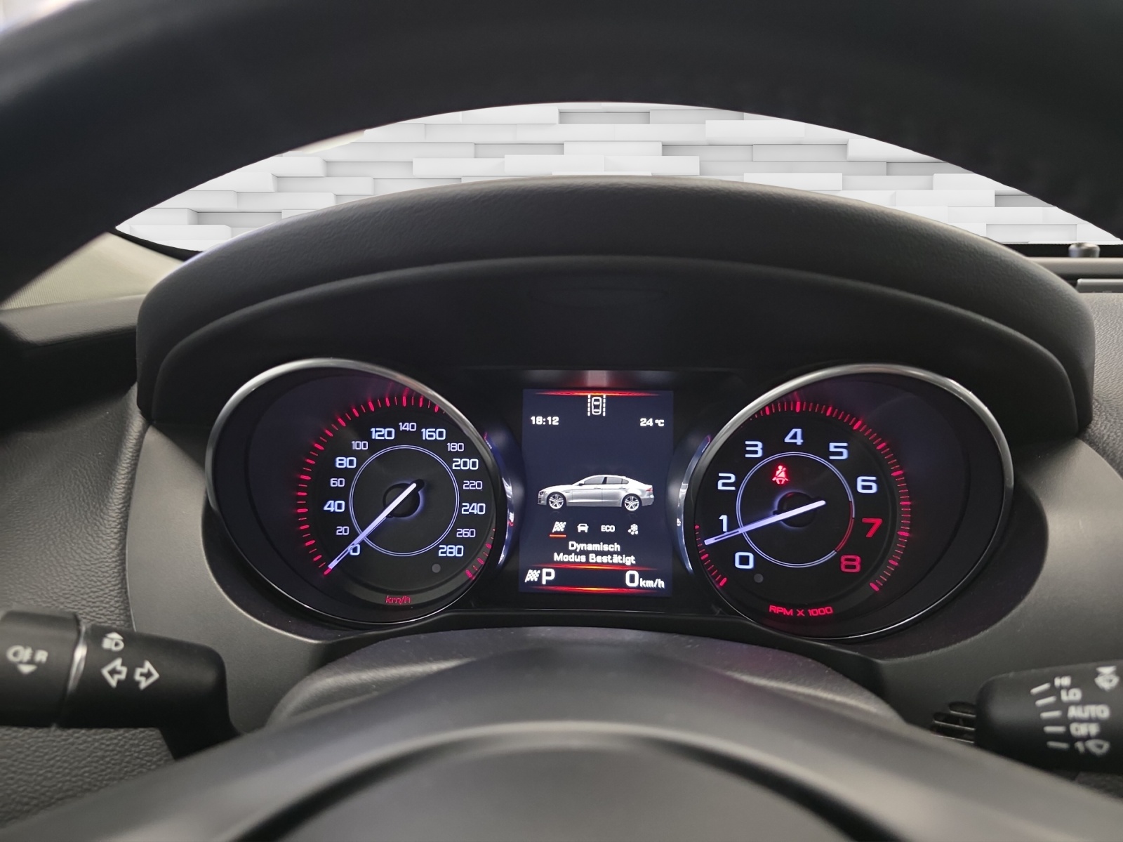 JAGUAR XE 20t 2.0 Prestige Automatic-image-14