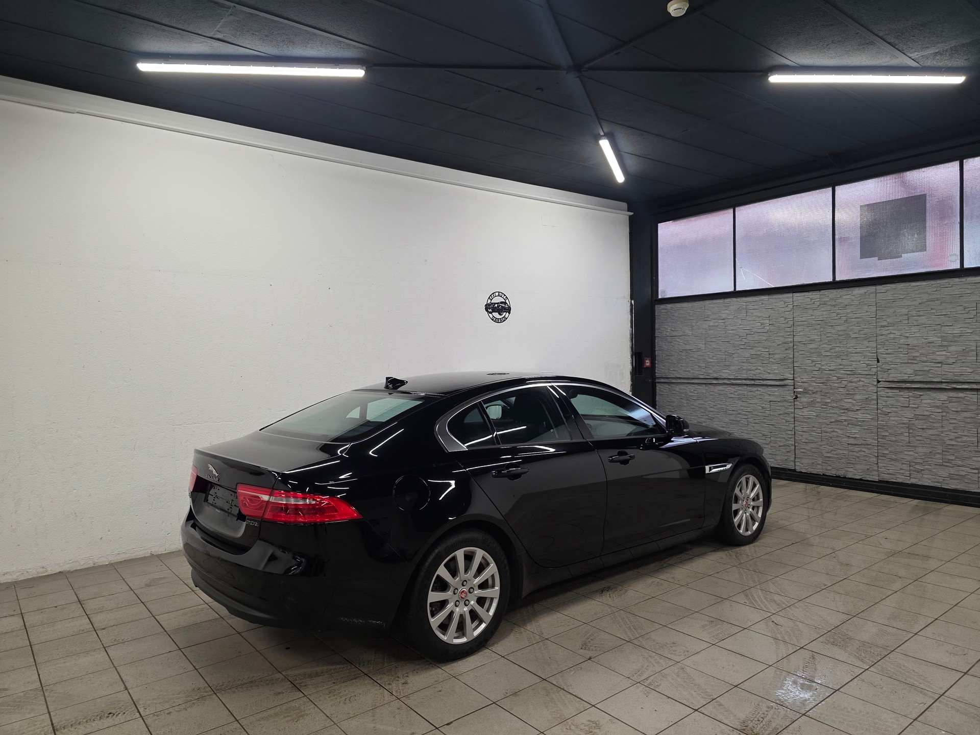 JAGUAR XE 20t 2.0 Prestige Automatic-image-5