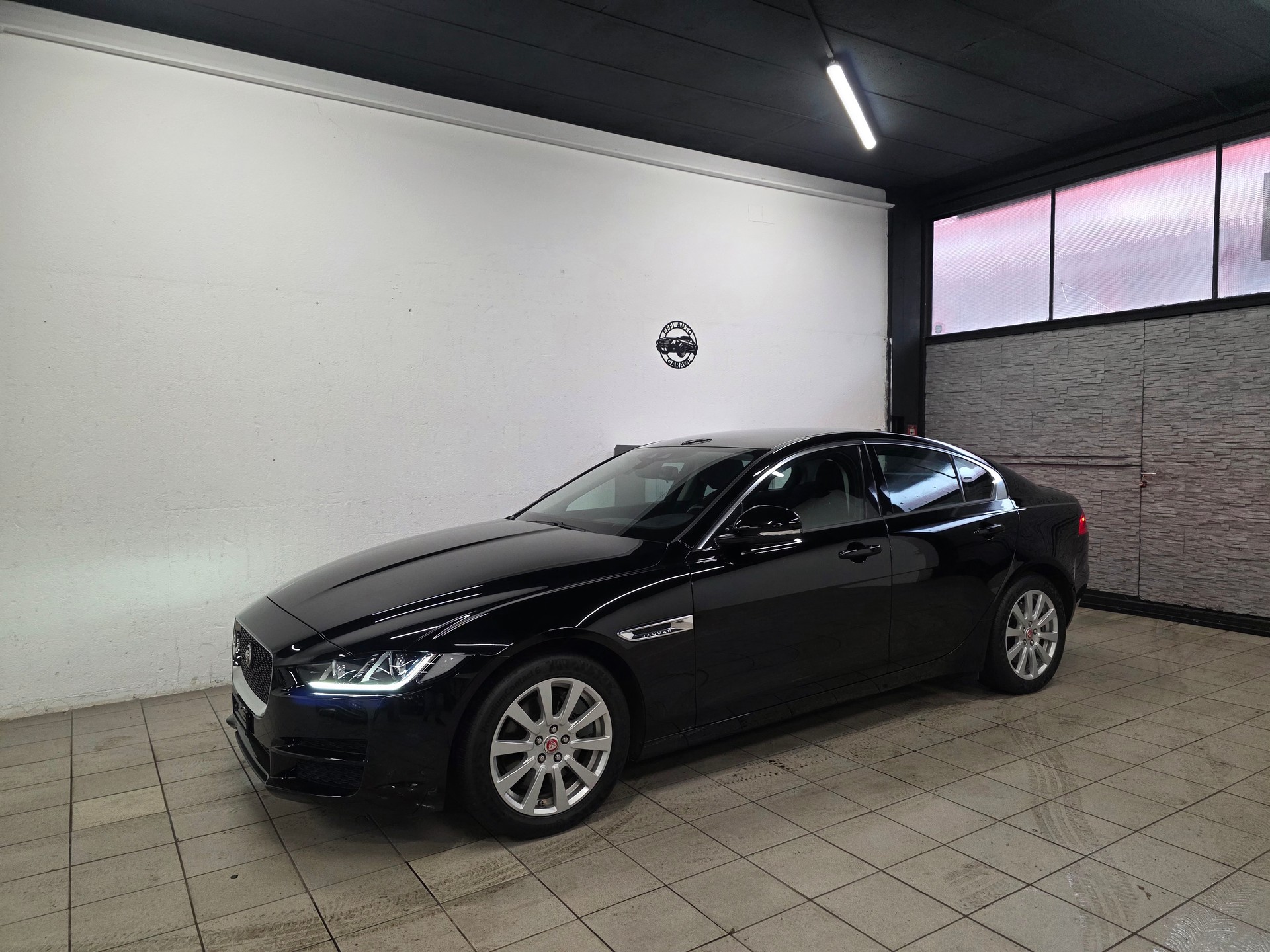 JAGUAR XE 20t 2.0 Prestige Automatic-image-0