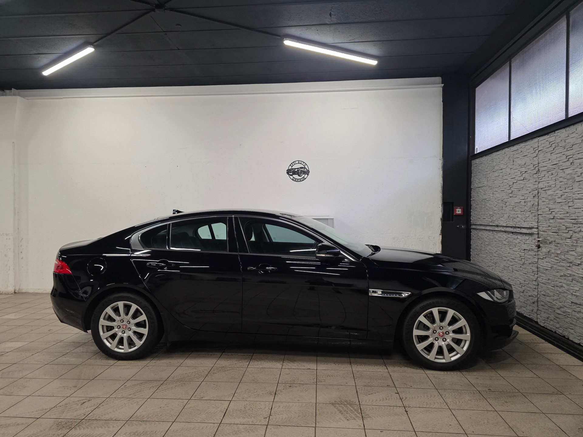 JAGUAR XE 20t 2.0 Prestige Automatic-image-4