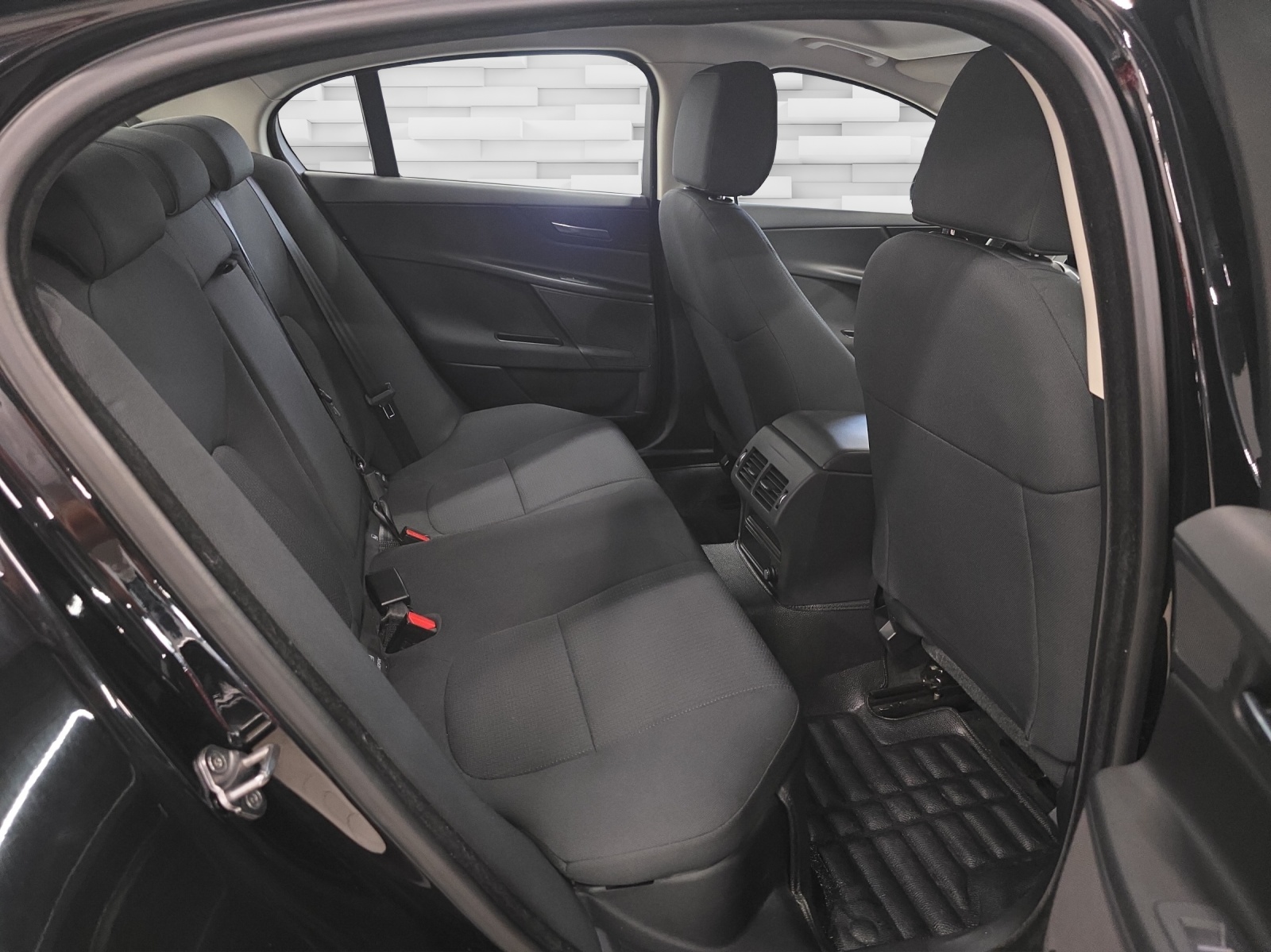 JAGUAR XE 20t 2.0 Prestige Automatic-image-12