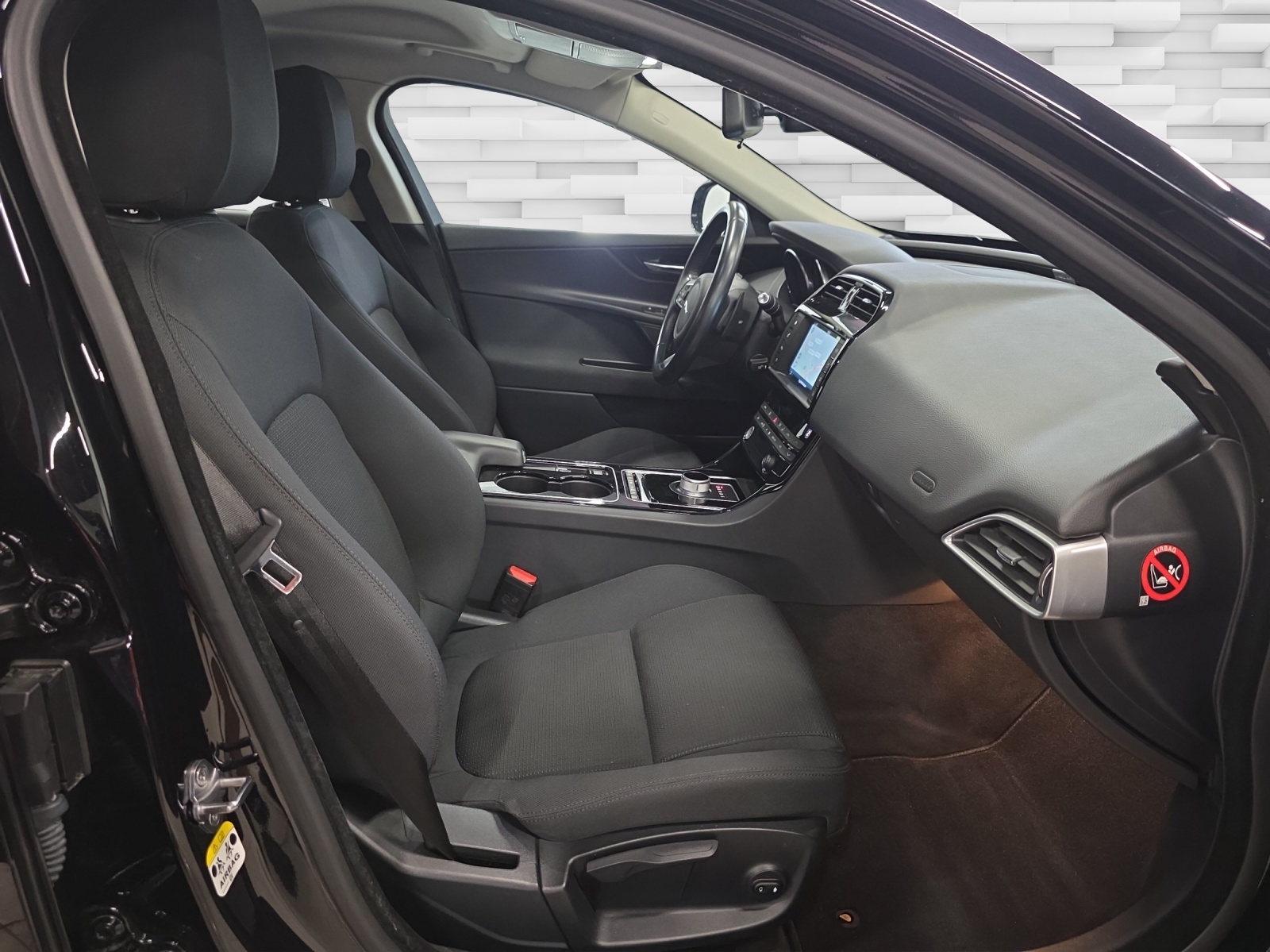 JAGUAR XE 20t 2.0 Prestige Automatic-image-11
