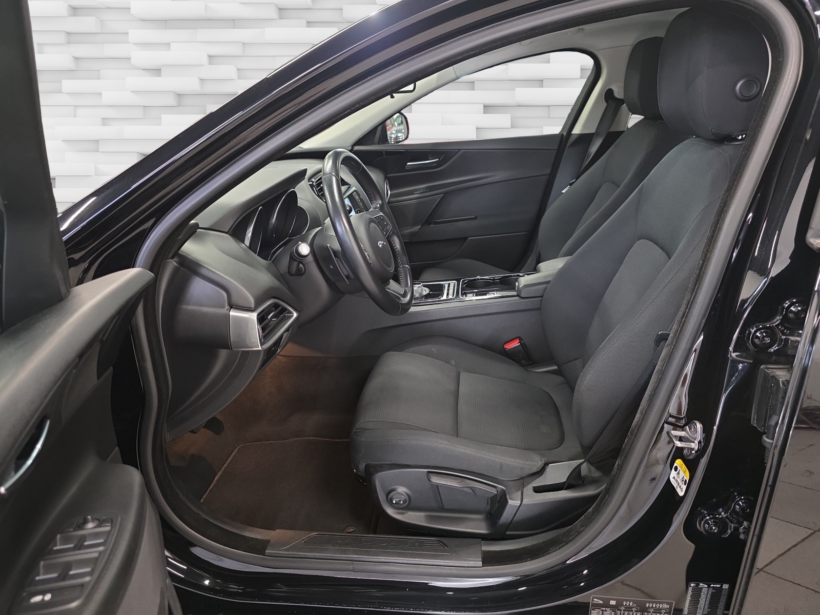 JAGUAR XE 20t 2.0 Prestige Automatic-image-10