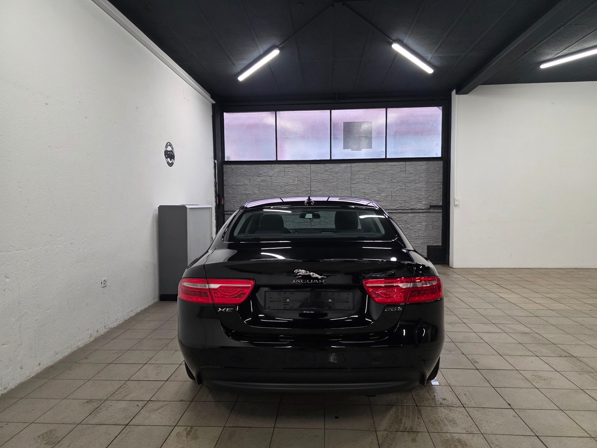 JAGUAR XE 20t 2.0 Prestige Automatic-image-7