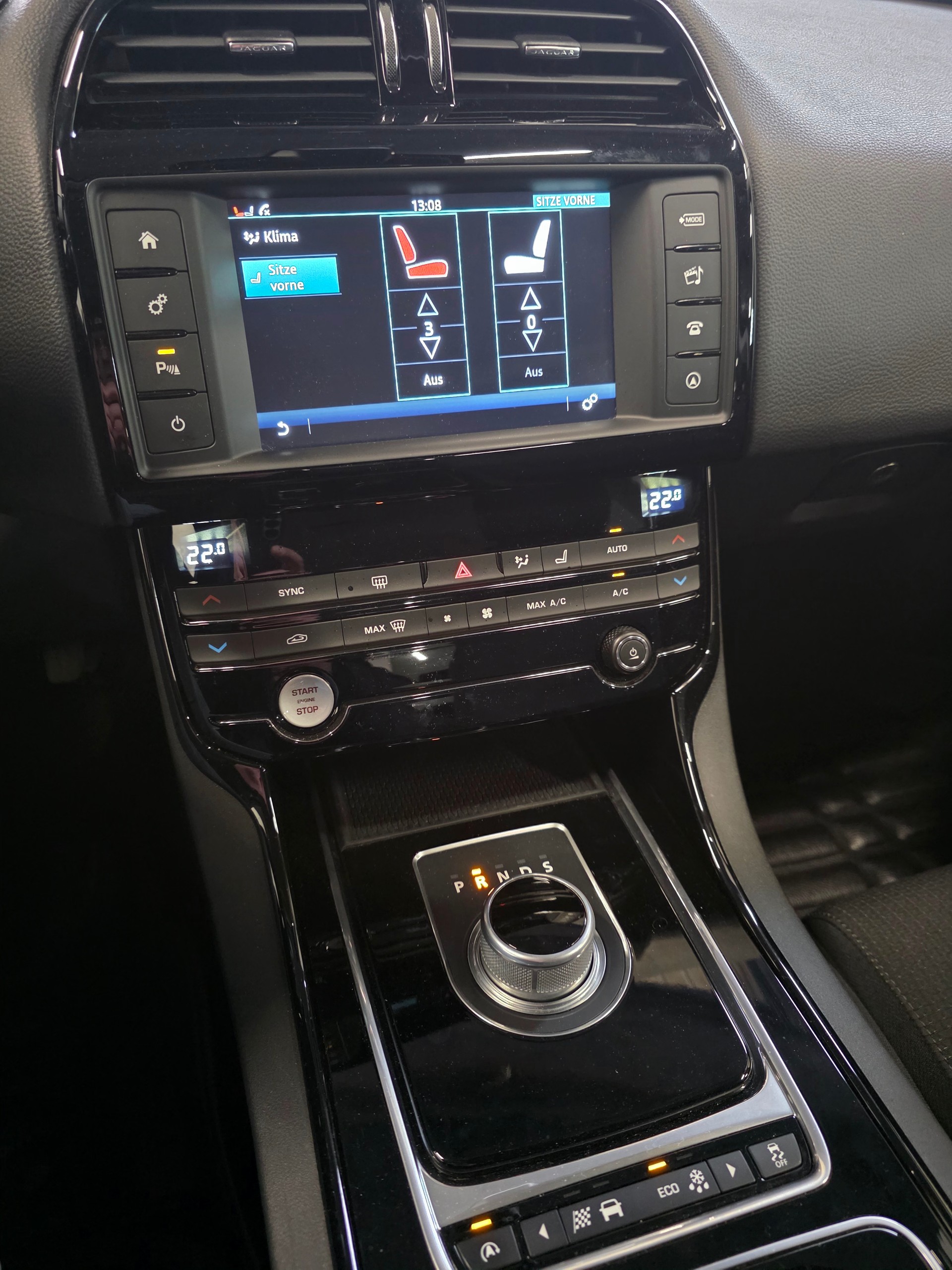 JAGUAR XE 20t 2.0 Prestige Automatic-image-15