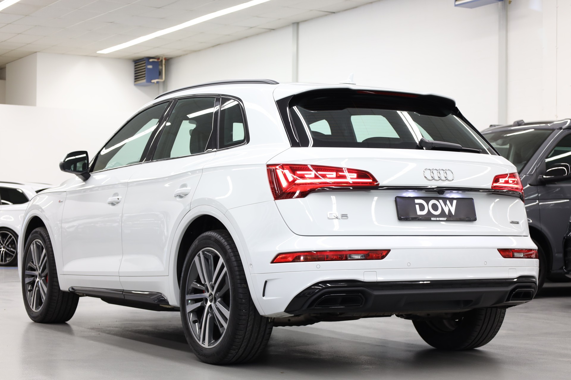 AUDI Q5 2.0 45 TFSI S Line quattro S-Tronic-image-4