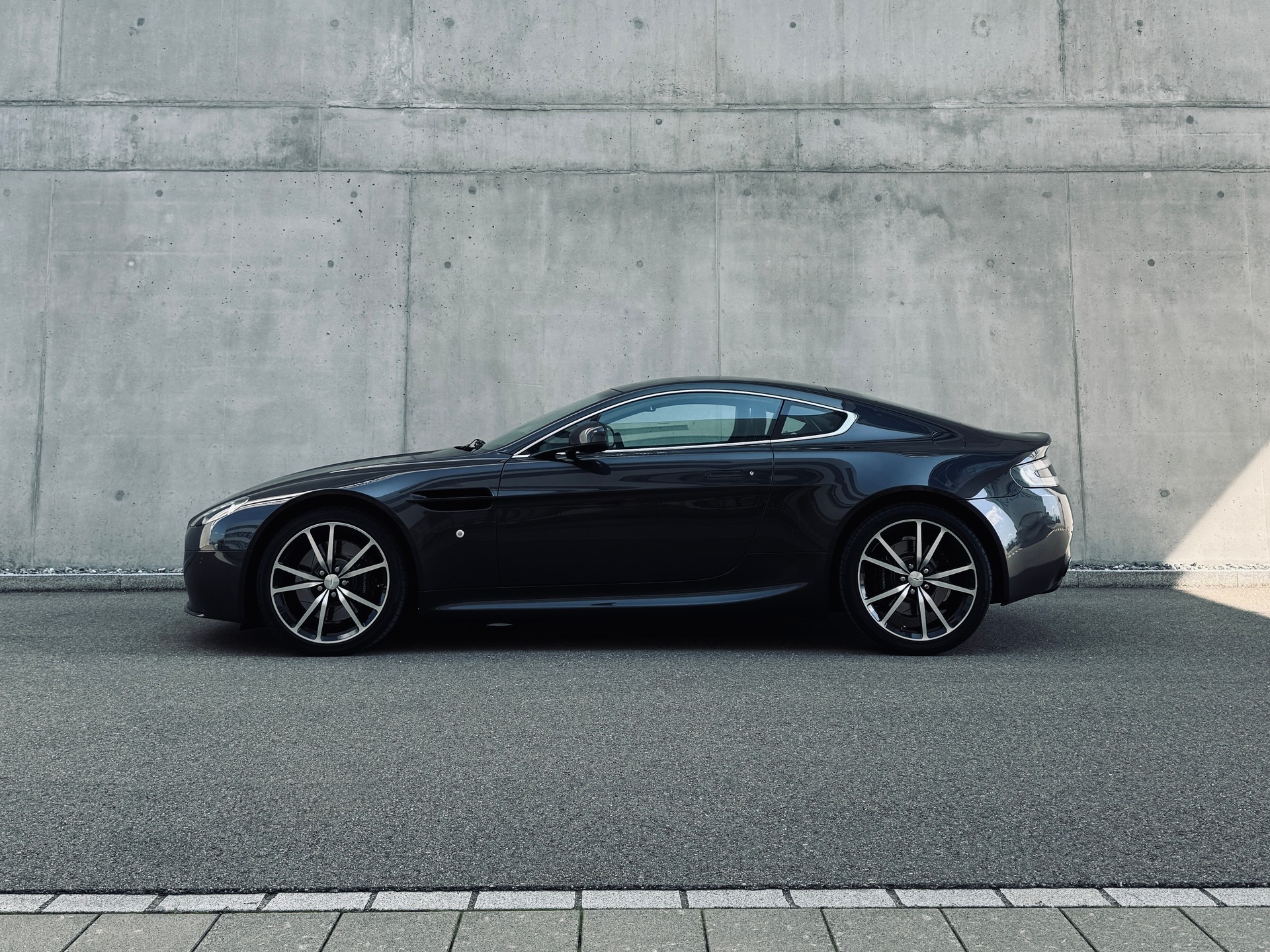 ASTON MARTIN V8 Vantage 4.7 N420 Sportshift-image-1