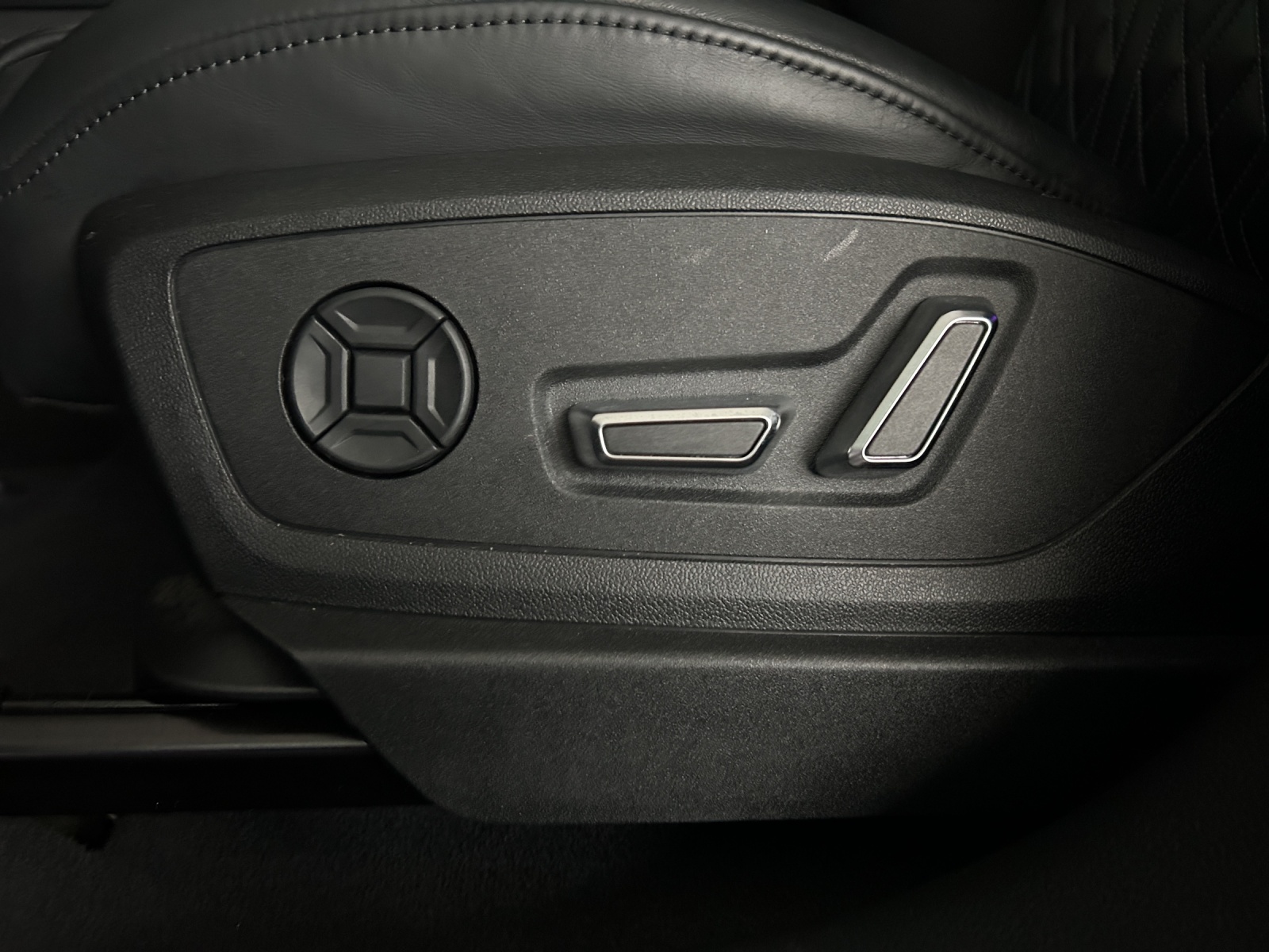 AUDI e-tron 55 S Line quattro-image-20